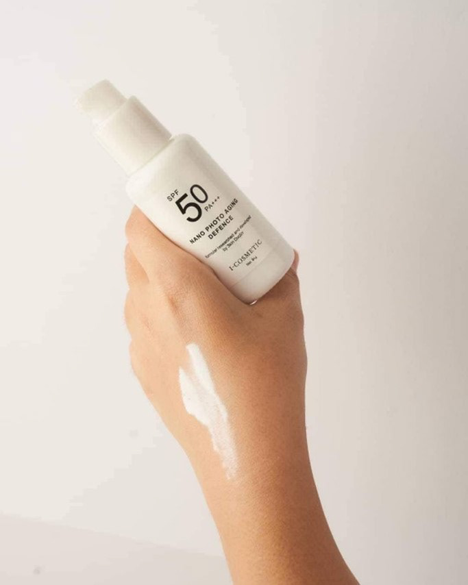 i-COSMETIC Nano Photo Aging Defence SPF50 PA+++ กันแดดเนื้อฟลูอิคสูตร physical : 1. ออกแบบเพื่อการปกป้องแสงแดด ป้องกันไม่ให้เกิด ฝ้า กระ ริ้วรอย รอยหมองคล้ำ ผิวแก่ก่อนวัยโดยเฉพาะ ไม่ใช้สารเคมีกันแดด ในการเพิ่มประสิทธิภาพ SPF , PA เลือกสรรน้ำมันบริสุทธิ์อาร์แกนและ BISABOLOL มาเพิ่มประสิทธิภาพ SPF,PA 2. เลือกใช้ Zinc oxide - Titanium Nano จาก USA เพื่อสะท้อนรังสี UVA-B ซึ่งที่เป็นสาเหตุของฝ้ากระ ริ้วรอยผิวแก่ก่อนวัย 3. UVD no. 5-6 เลือกใช้ Ectoin ในการปกป้อง DNA ของเซลล์ผิว 4. UVD no.6 - Sodium Acetylated Hyaluronate เทคโนโลยีญี่ปุ่น ในการล็อคน้ำไม่ให้ ออกจากผิวซึ่งสำคัญในการลดเลือนฝ้า - CAG (Saponin) เพื่อผิวดูอ่อนเยาว์ ปริมาณ : 30 กรัม ราคา : 490 บาท