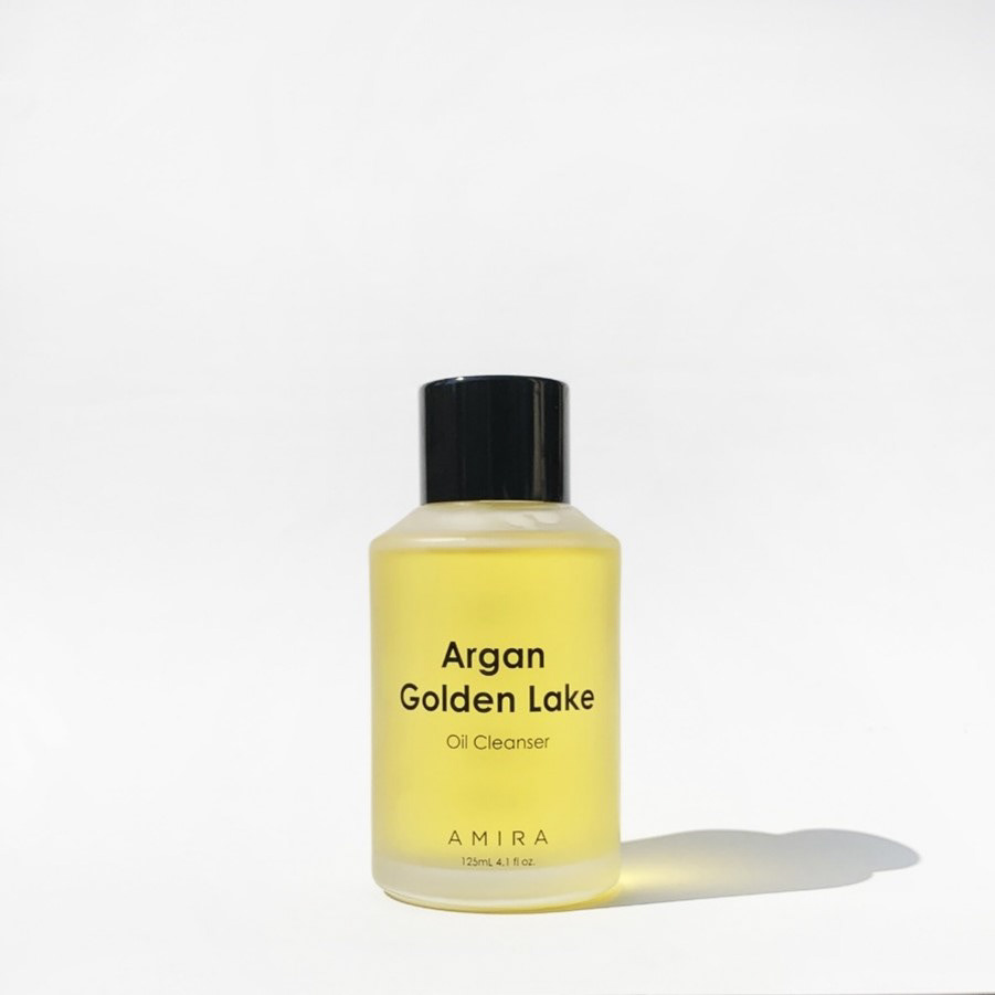 Aragan Golden Lake ผลิตภัณฑ์ทำความสะอาดผิวหน้าสูตรน้ำมัน ส่วนผสมหลักจาก Organic Argan Oil เนื้อสัมผัสบางเบานุ่มละมุน สบายผิว ช่วยชะล้างสิ่งสกปรกได้อย่างหมดจดและล้ำลึก รักษาสมดุลน้ำมันส่วนดีบนผิวให้คงอยู่ในระดับที่เหมาะสม ไม่ทำให้ผิวแห้ง หรือมันจนเกินไป เมื่อสัมผัสกับน้ำจะเปลี่ยนเป็นน้ำนมพร้อมมอบความชุ่มชื่น บำรุงผิวในขั้นตอนเดียว ผสานกลิ่นธรรมชาติบำบัด ปรุงพิเศษสูตรเฉพาะด้วย Natural Essential Oil โดย Aroma Therapist เป็นเอกลักษณ์เฉพาะจาก Amira เสมือนการผ่อนคลายผิวจากภายในขณะที่ล้างหน้า ให้ผิวได้พักผ่อนอย่างมีคุณภาพ