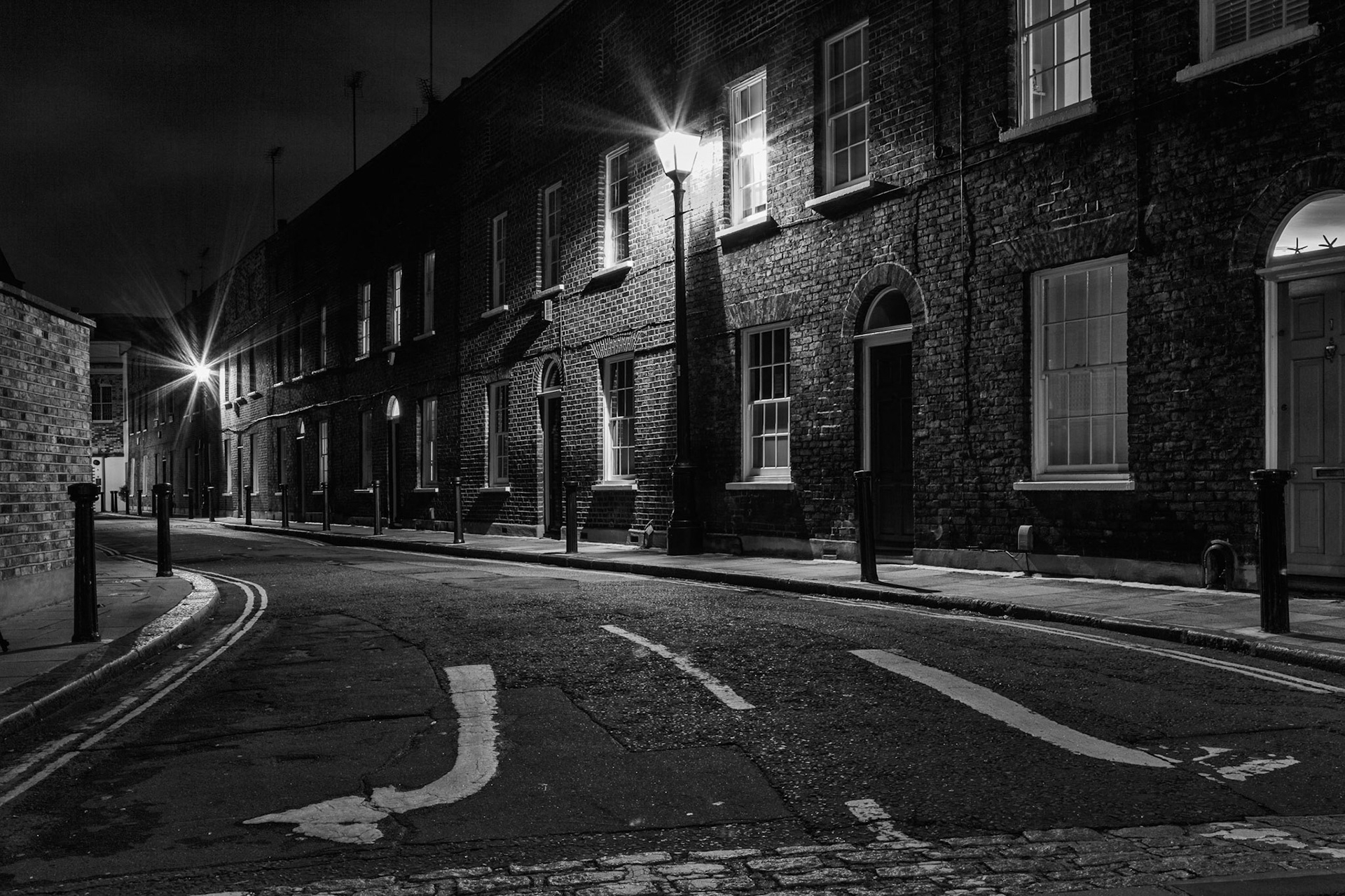 Which Way Will You Go? Taken on a Gaslights and Alleyways work shop in London. #photoaday #gaslightsandalleyways #londonphotography #london #canon5dmkiii #nightphotography @doug_chinnery @charlotte_gilliatt