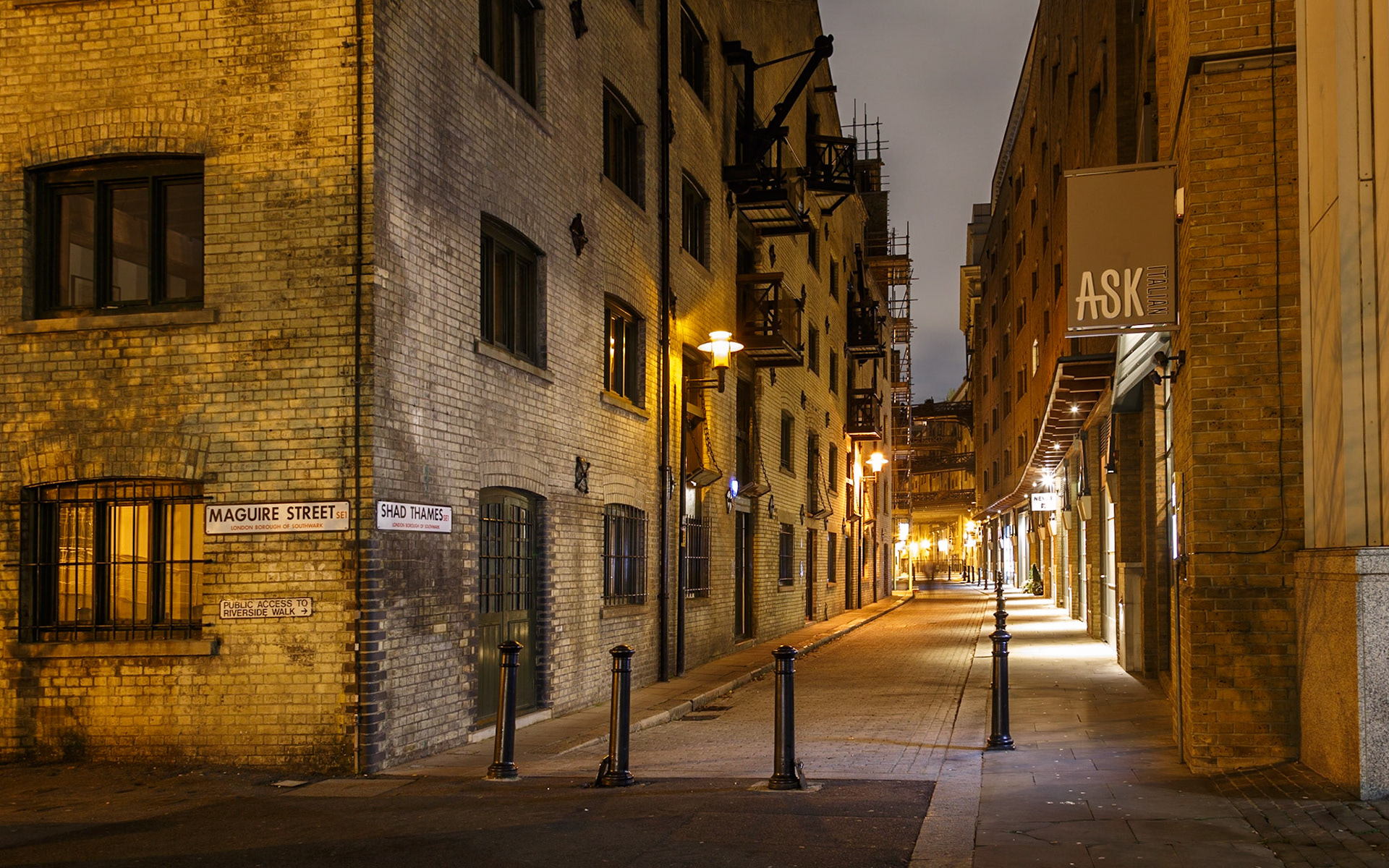 Ask at the Corner of the Street. Taken on a ‘Gas Lights and Alleyways’ Workshop in London. #pad #canon5dmkiii #gaslightsandalleyways #london #nightphotography #secretlondon @charlotte_gilliatt @doug_chinnery