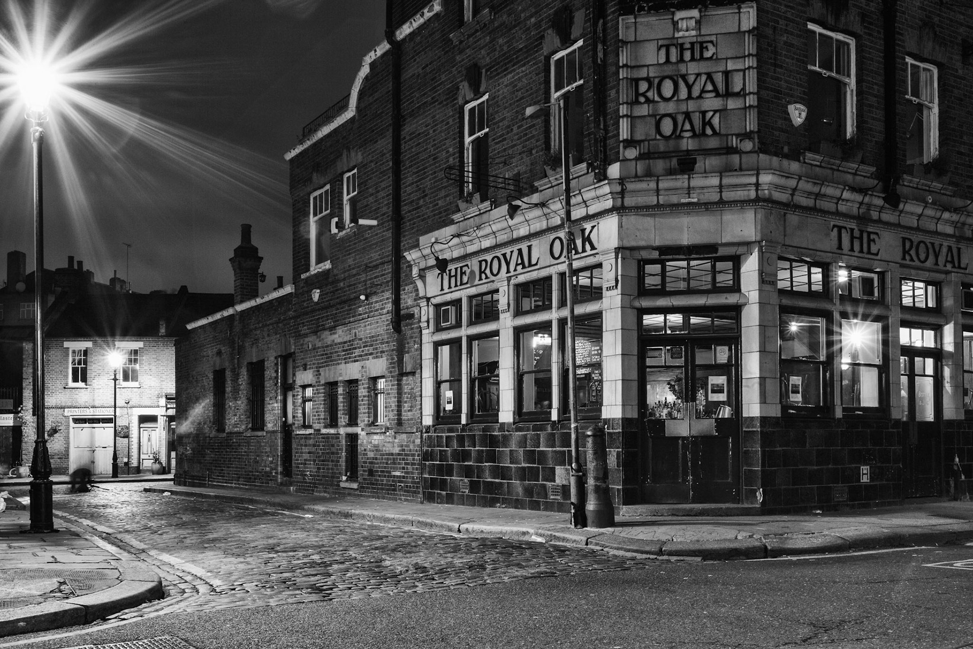 The Royal Oak. Taken at 4am in the morning in London on a Gaslights and Alleyways Workshop. #gaslightsandalleyways #londonphotography #nightphotography #bnwphotography #monochromephotography #photoaday #pad @doug_chinnery @charlotte_gilliatt