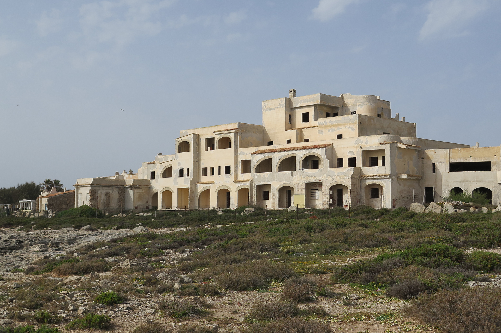Hôtel abandonné en cours de construction sur l’île sicilienne de Favignana.
