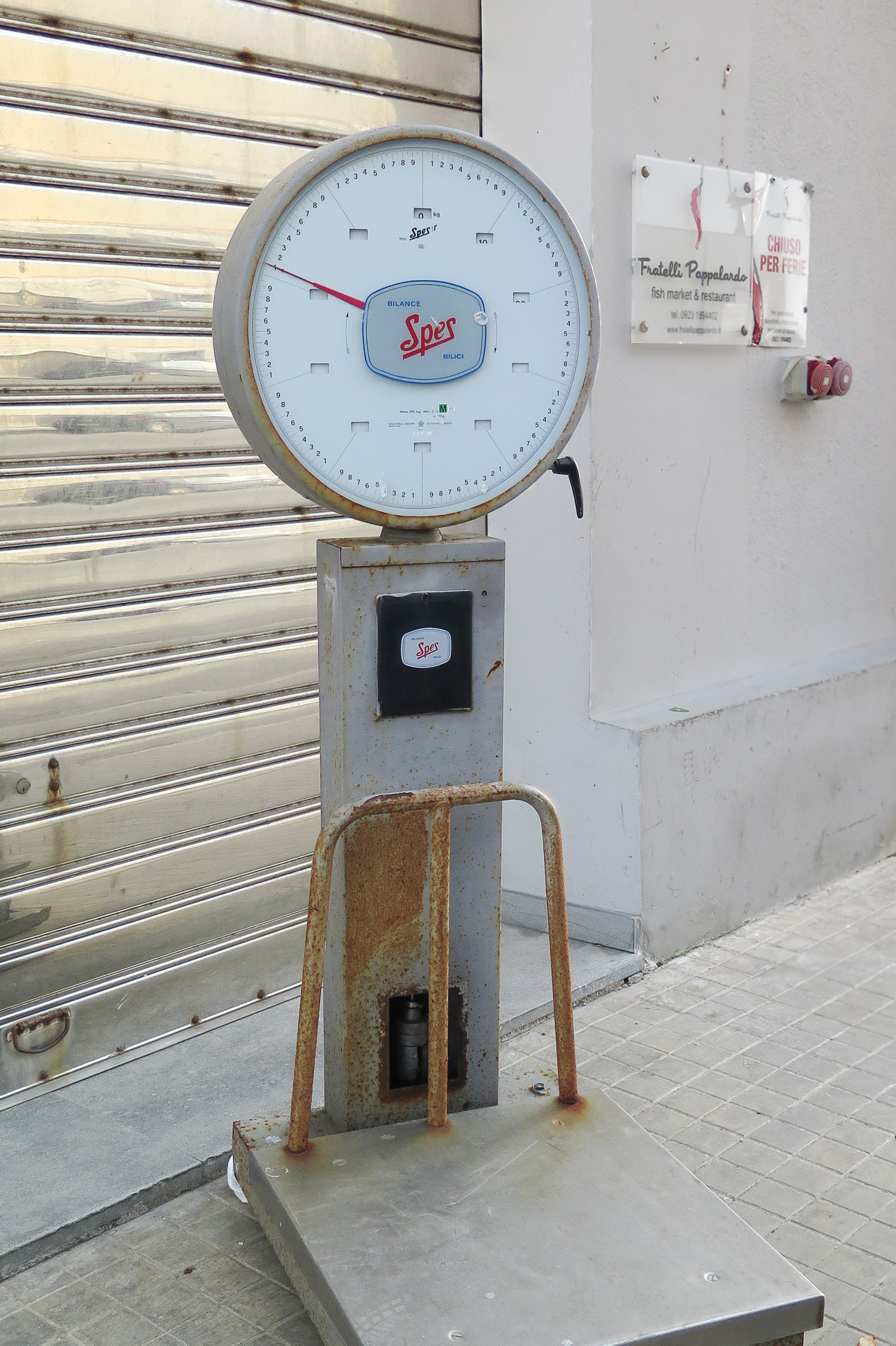 Balance abandonnée sur le trottoir du marché aux poissons à Trapani, Sicile. En latin, "Spes" signifie "espoir".