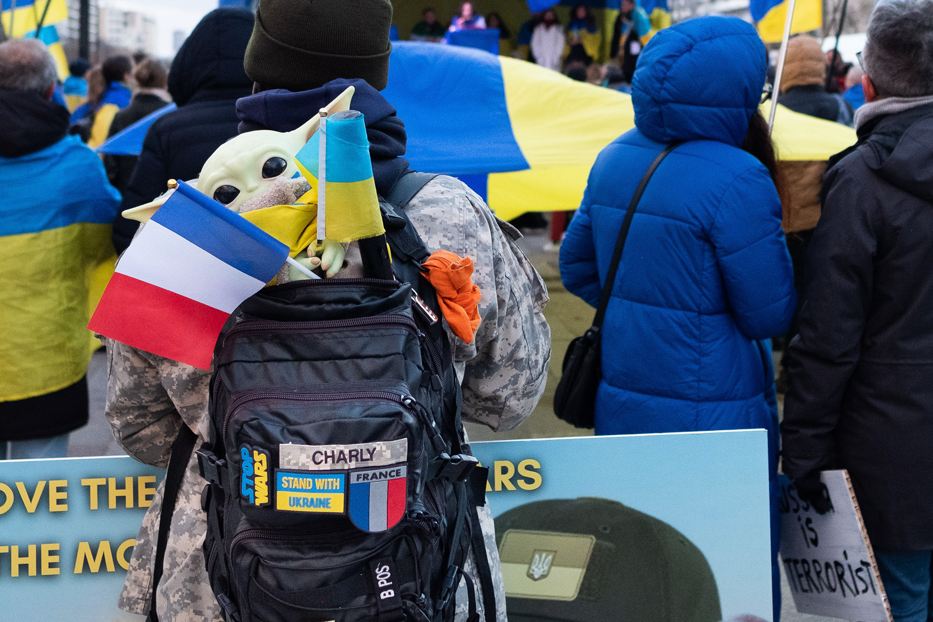 Le sac à dos d'un manifestant.
