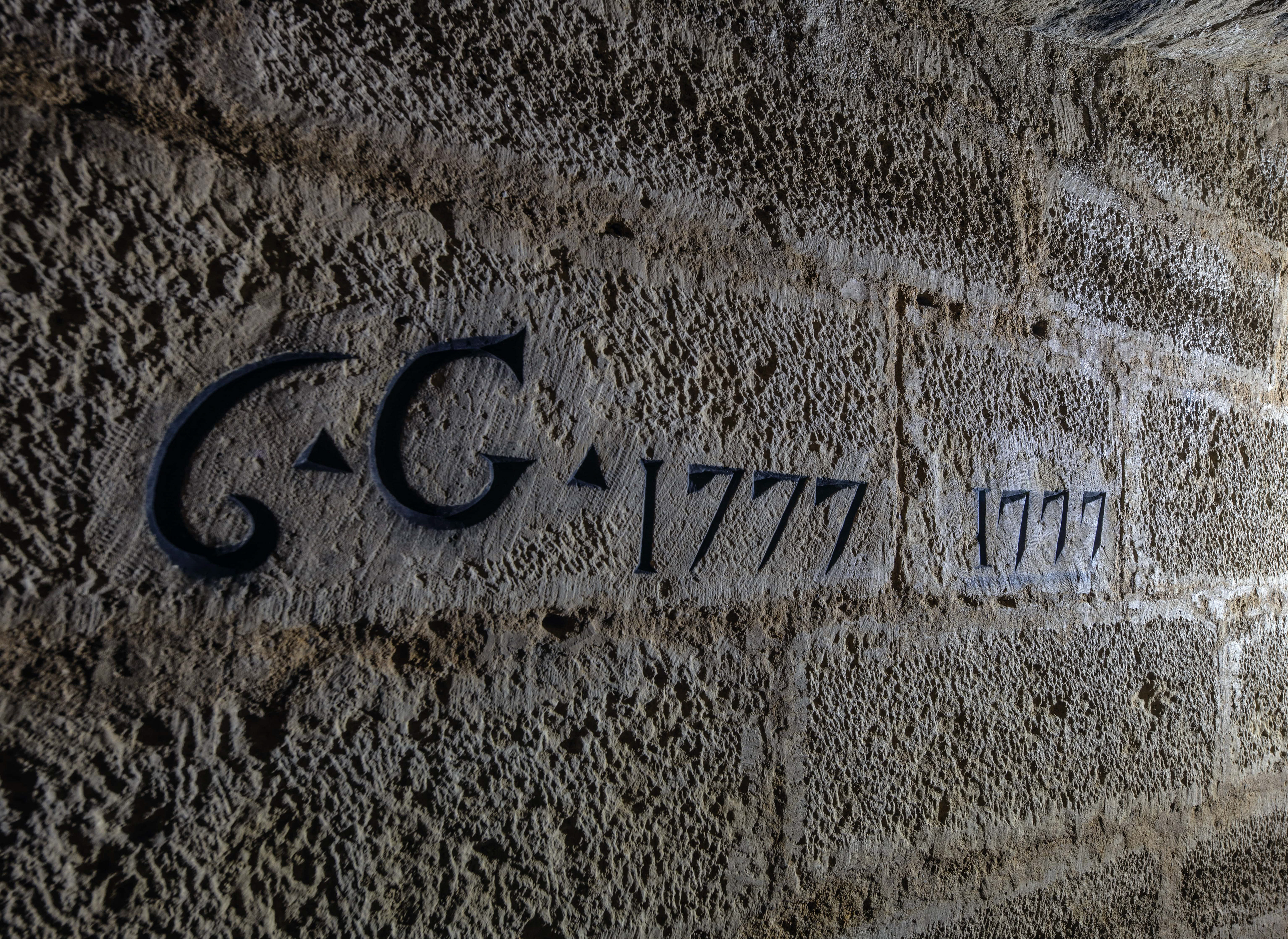 Inscription indiquant que la réalisation de ce mur de consolidation est le sixième ayant été réalisé par l'inspecteur général des carrières Mr. Guillaumot en l'an 1777, date de la création de l'IGC.