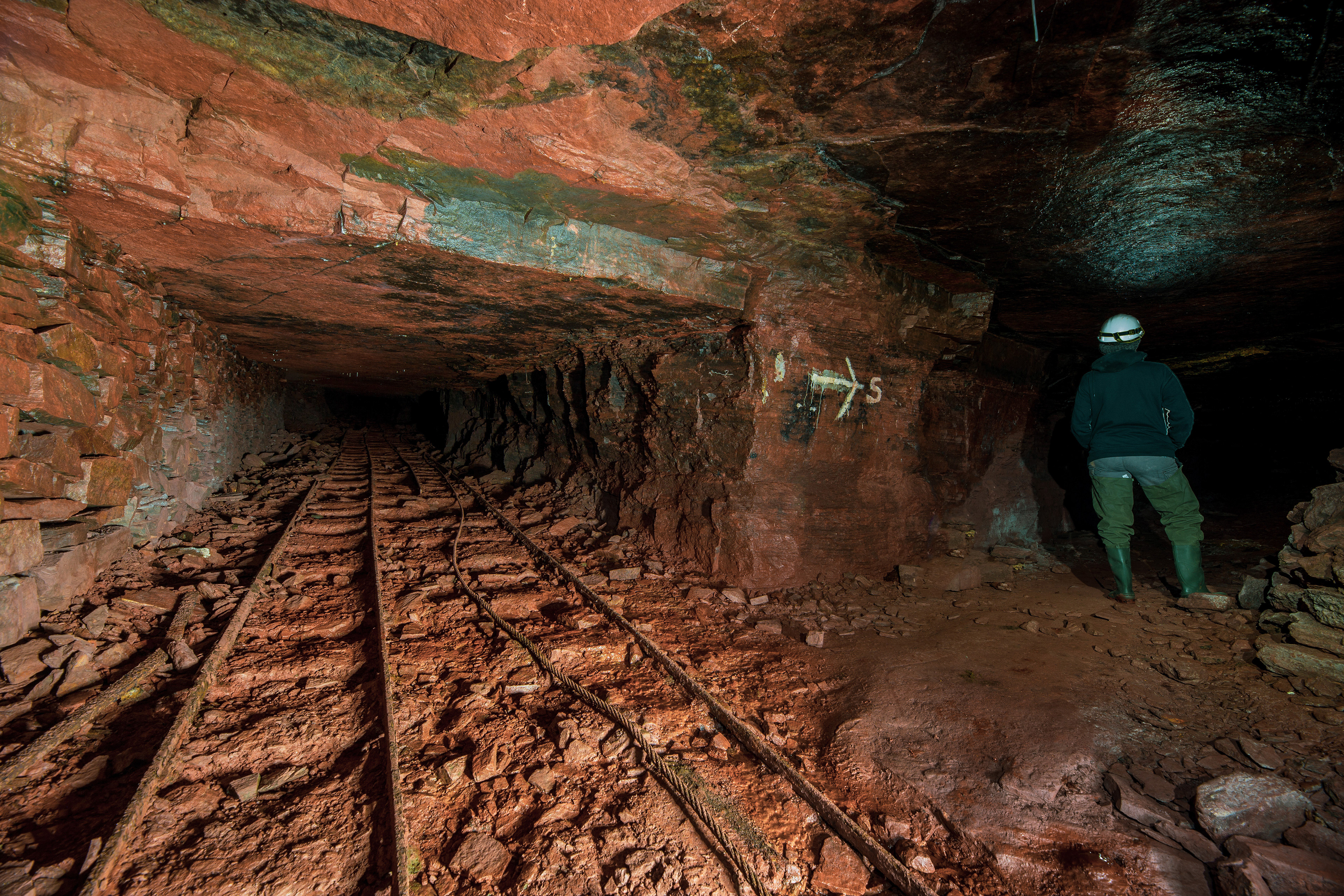 Rails menant au treuil dans une mine de fer