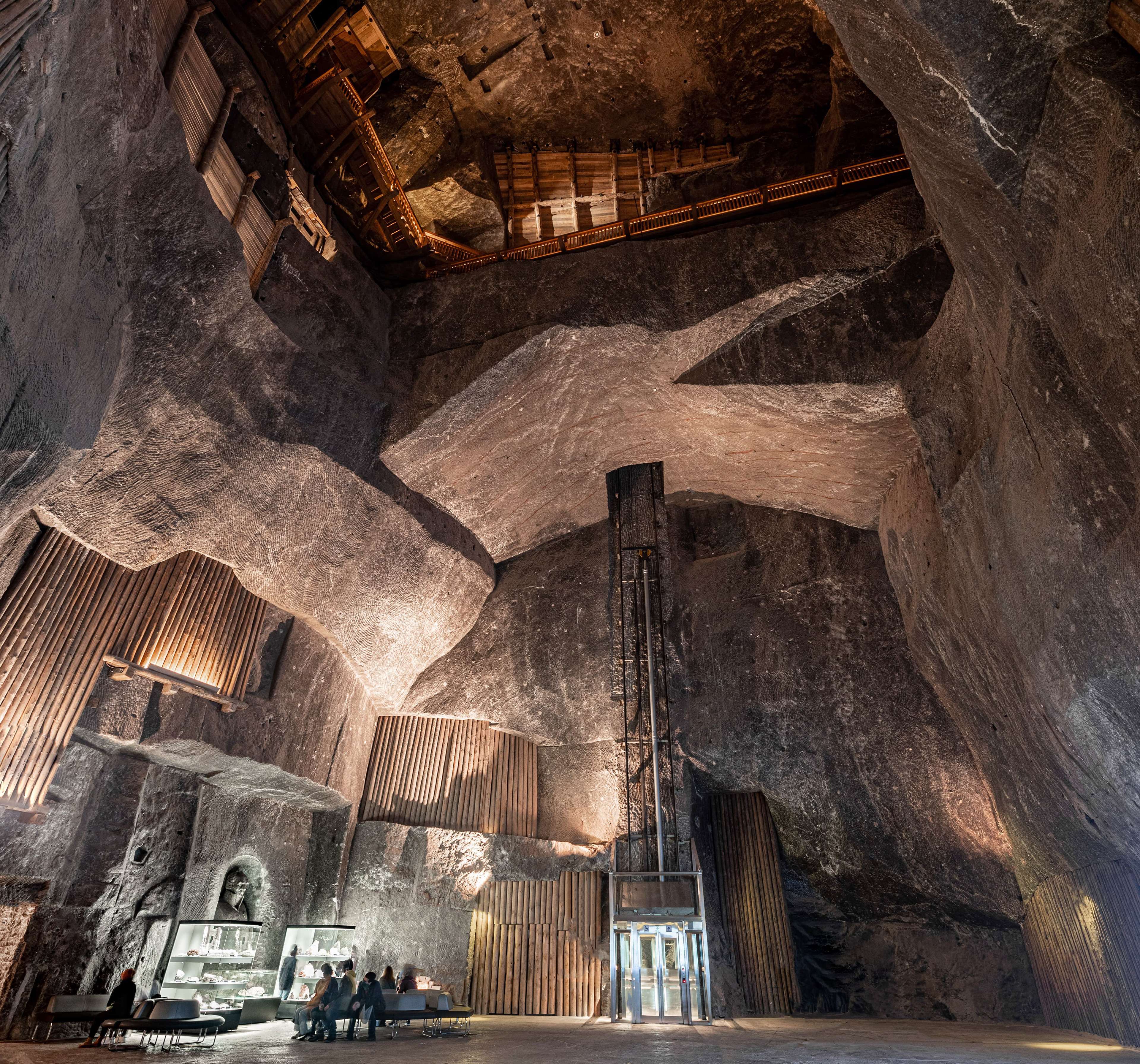 Ascenseur à 120 mètres sous terre ...