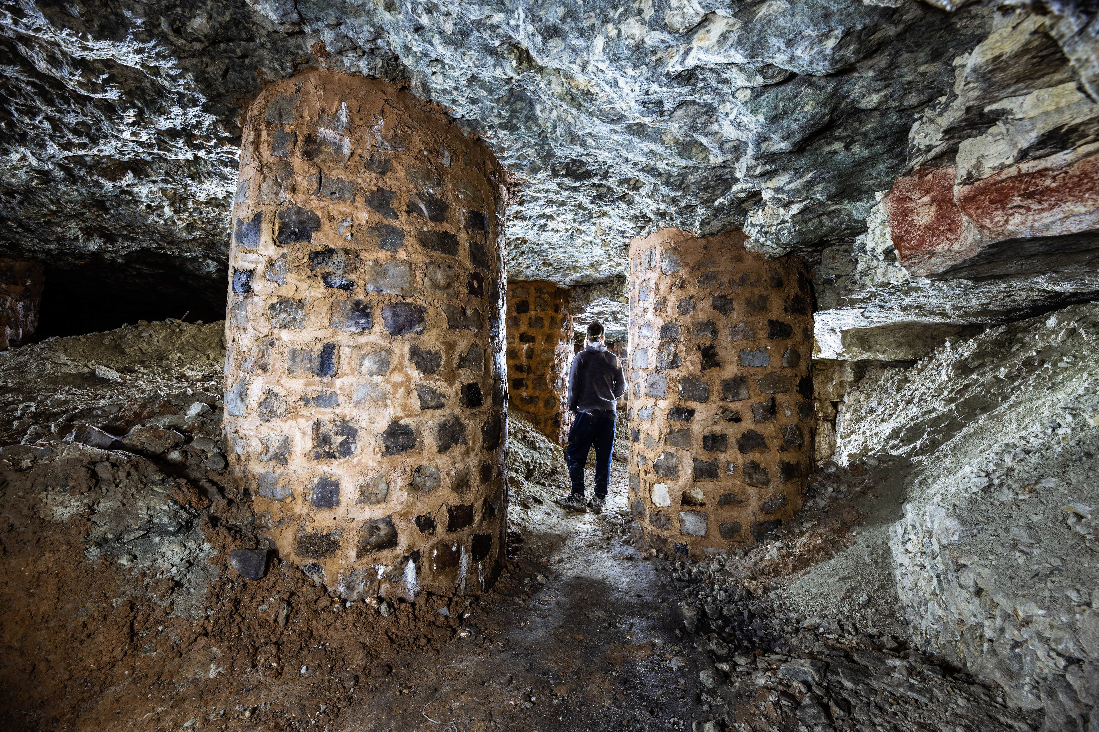 Piliers ronds dans une carrière de craie