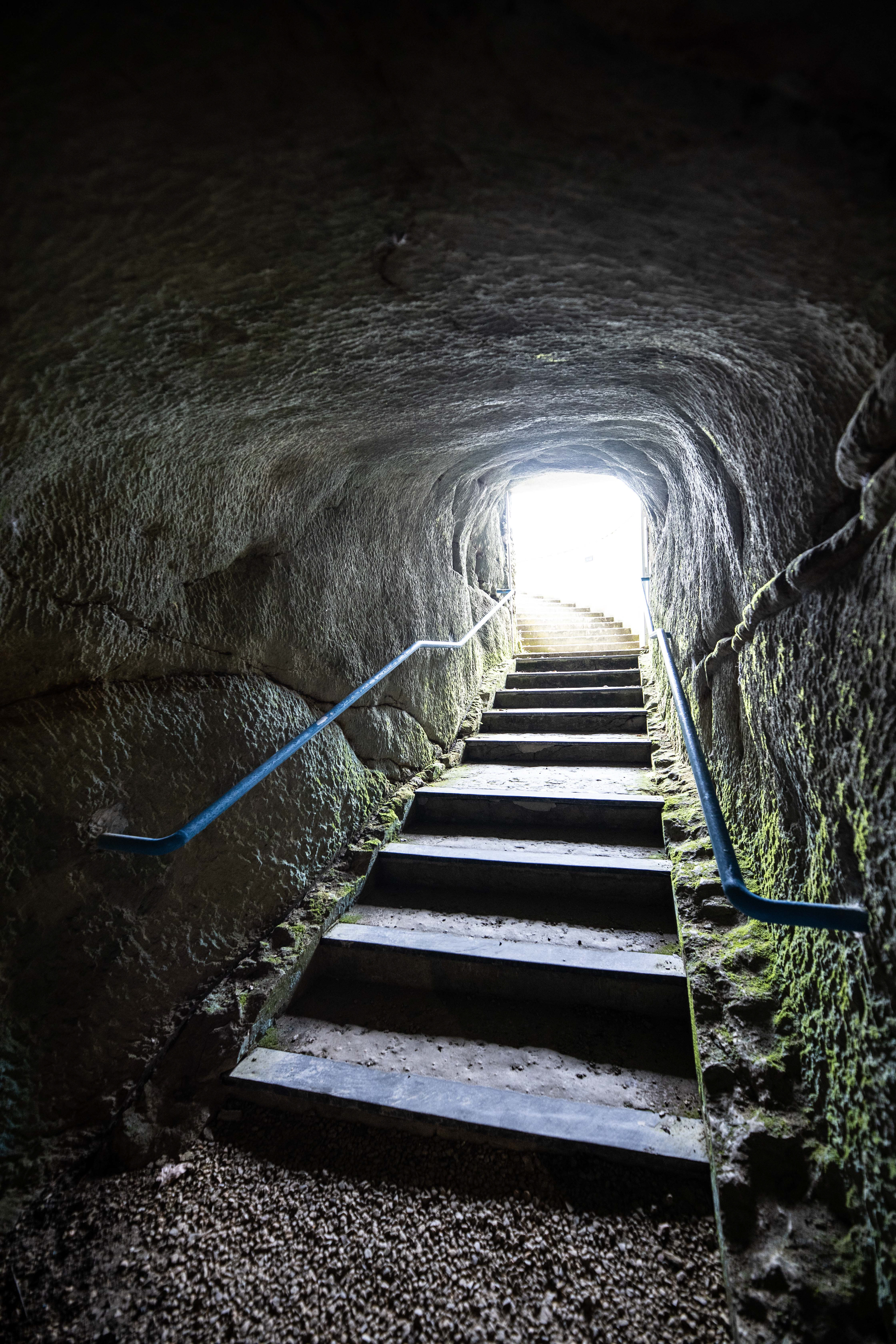 Escalier d'accès à la cave Pierre et Lumière, dans la la Vallée de la Loire en miniature et en souterrain