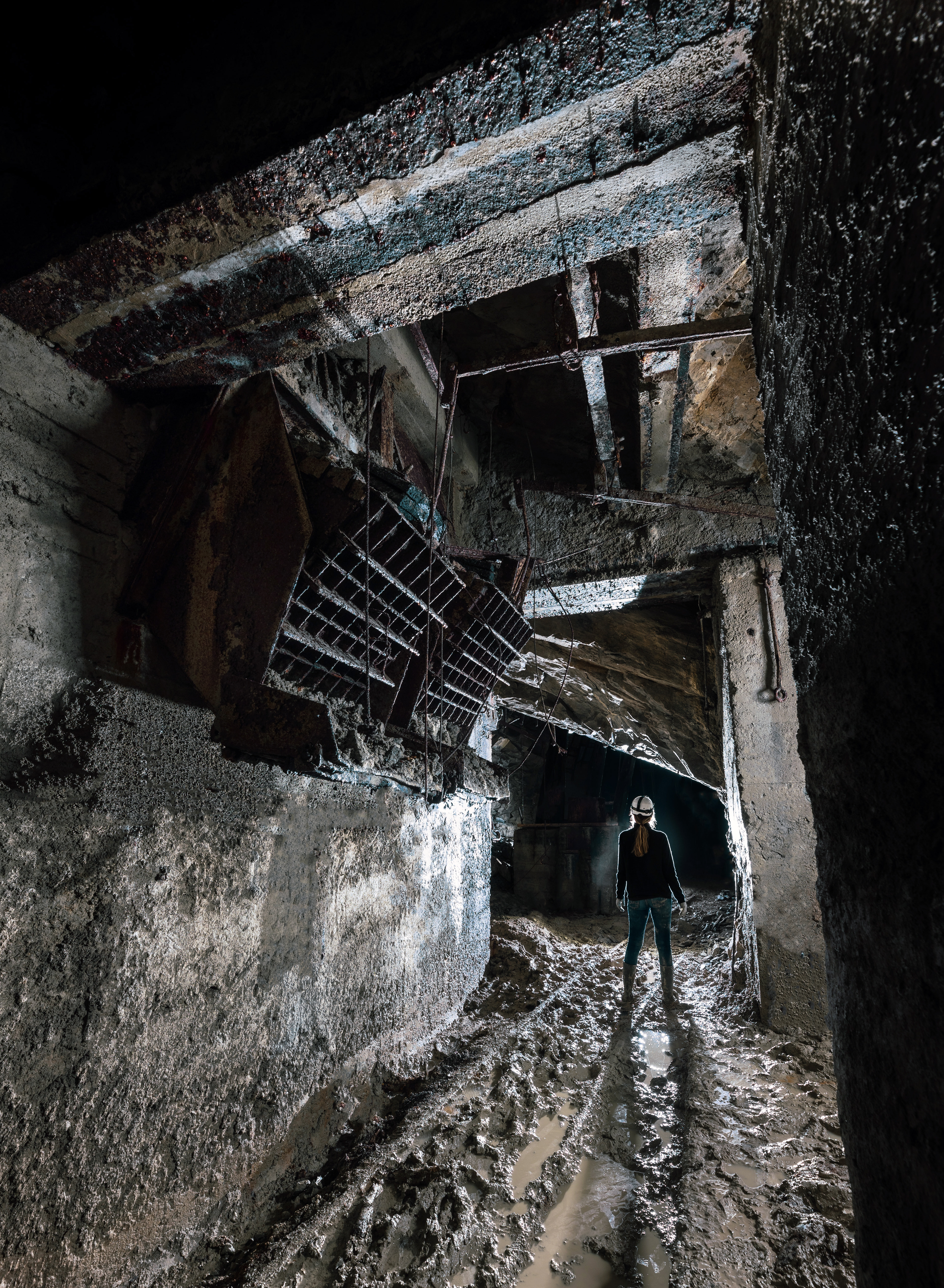 Les trémies sont fermées par des grilles. Elles sont ouvertes pour déverser le minerai depuis le niveau supérieur.