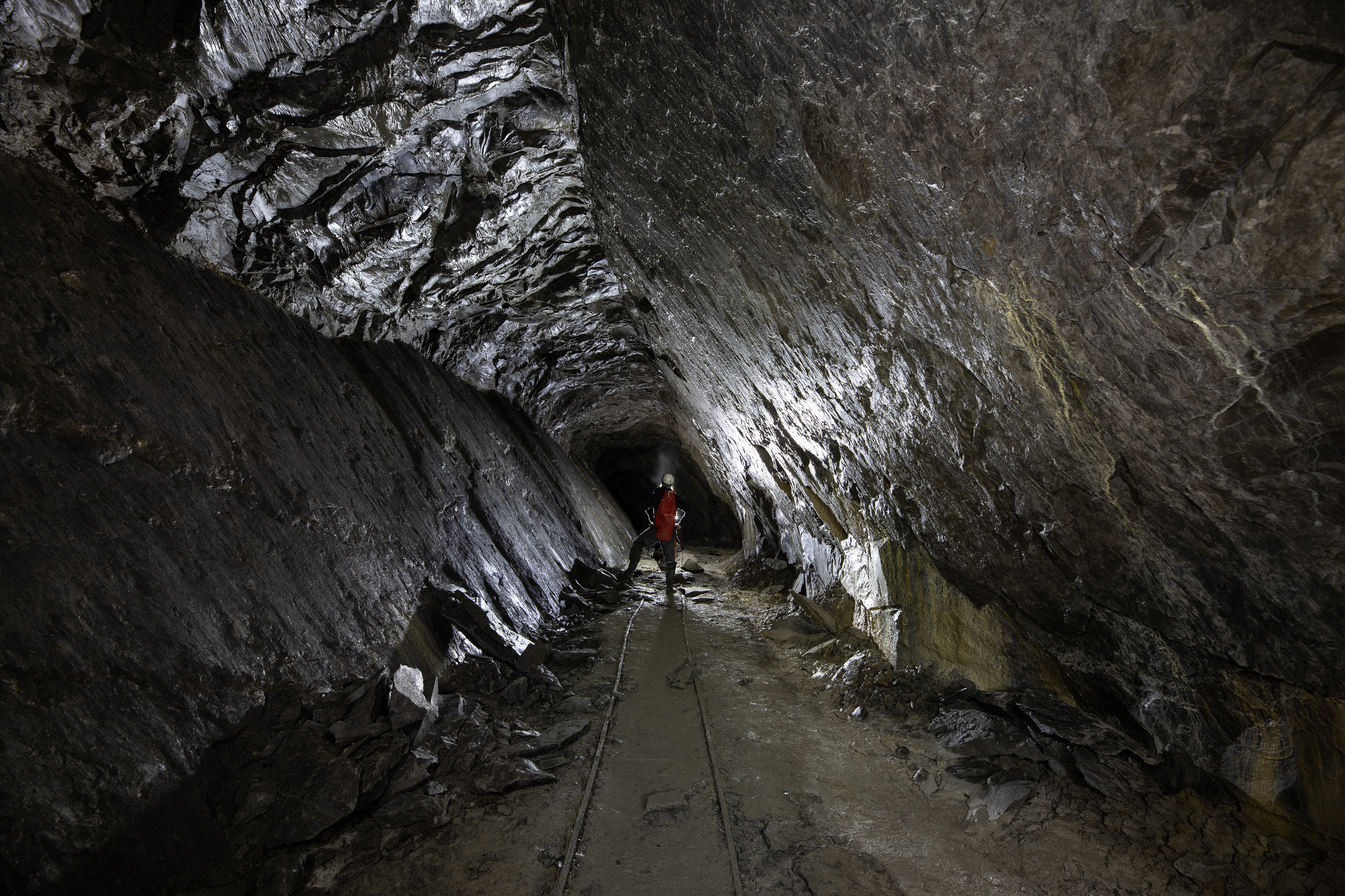 Carrière de pierre à ciment dont la géométrie d'orientation de l'exploitation est particulièrement inclinée.