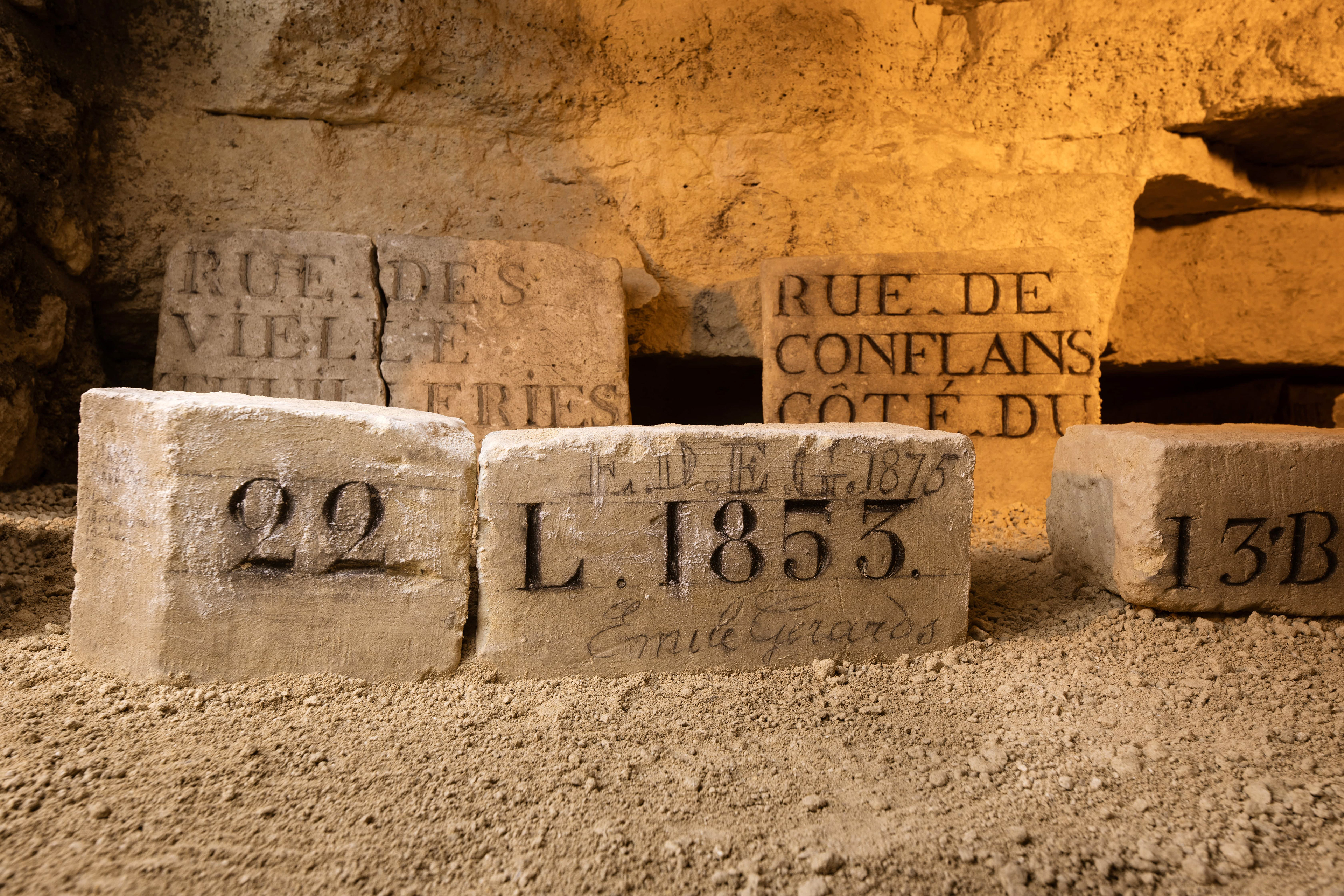 Exposition de plusieurs pierres indiquant soit les années de consolidation, soit le nom des rues en surface.