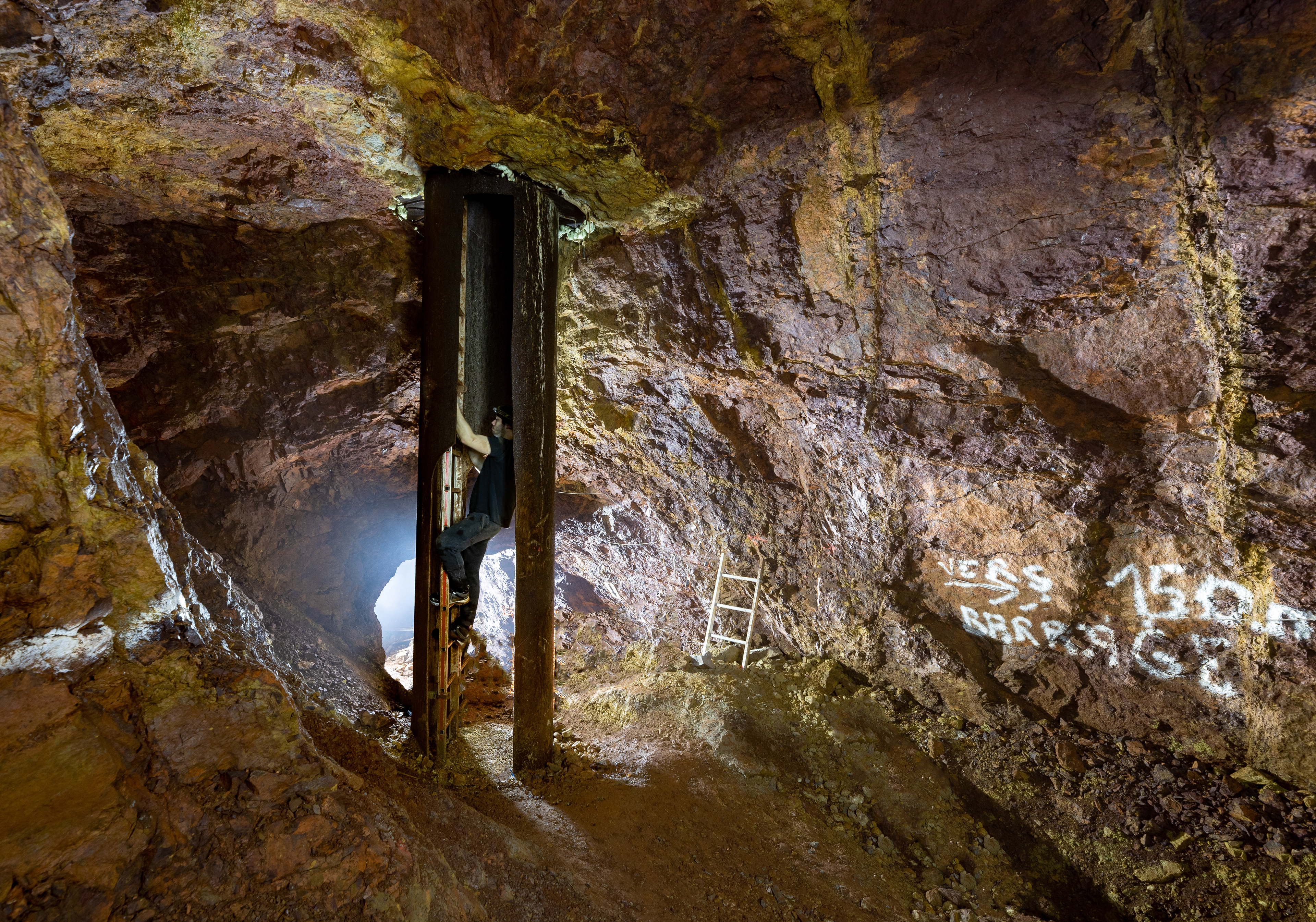 Puits foré dans une mine de Fer permettant de l'inspection.
