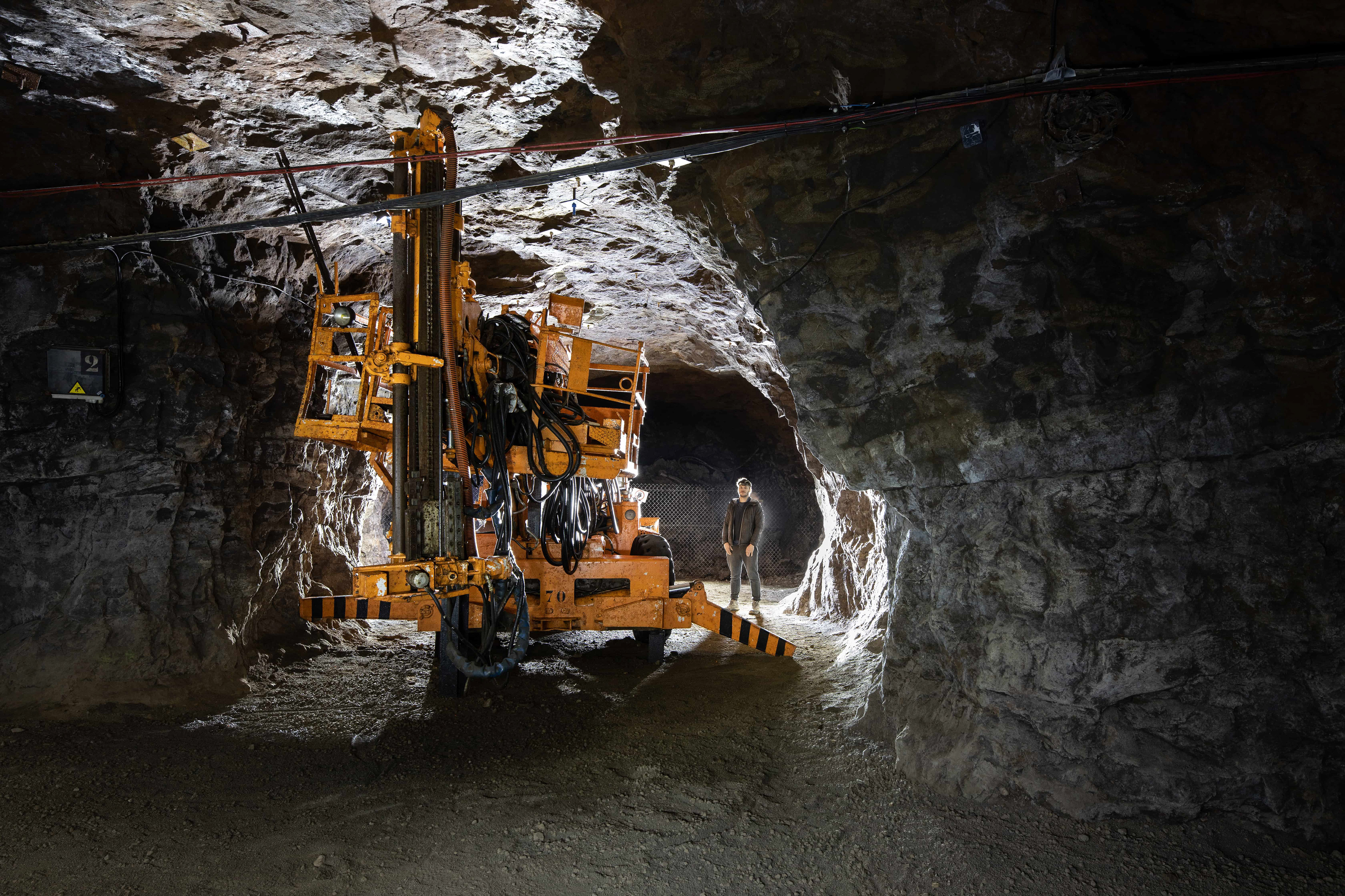 Machine servant à boulonner le ciel de la mine afin de le soutenir