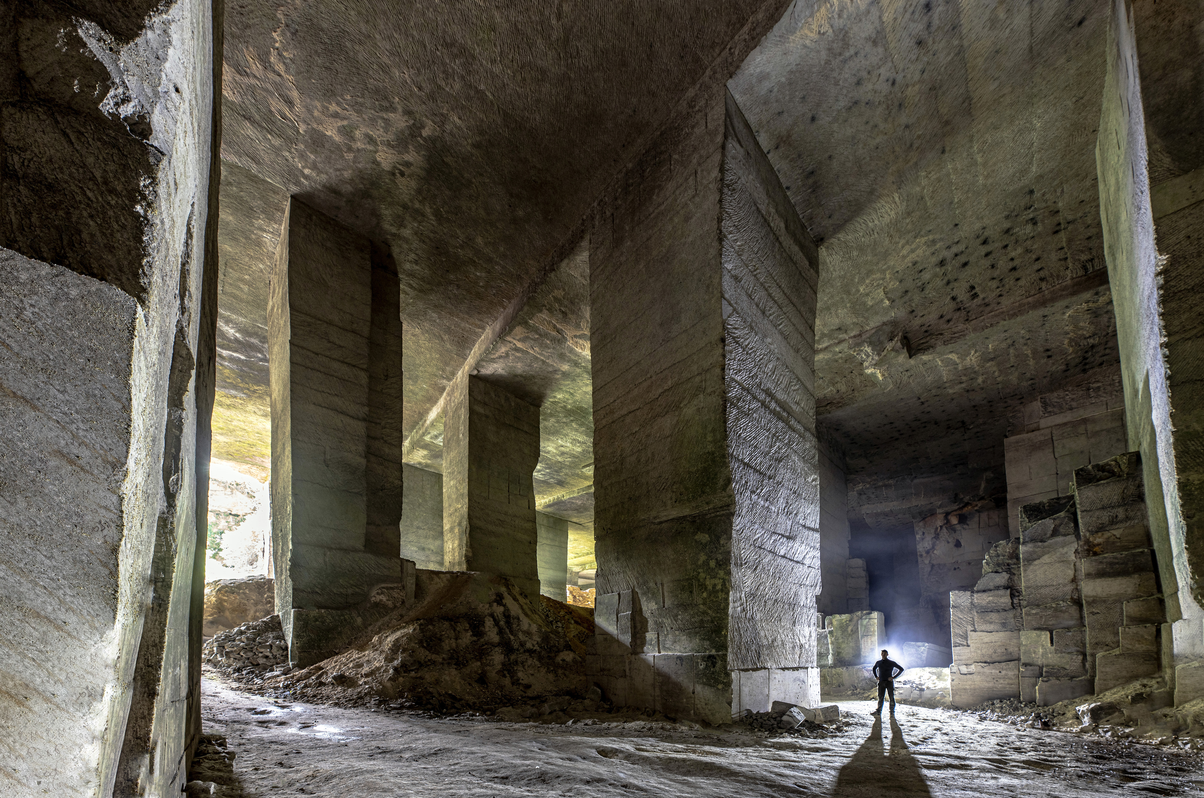Immenses piliers à l'entrée d'un souterrain