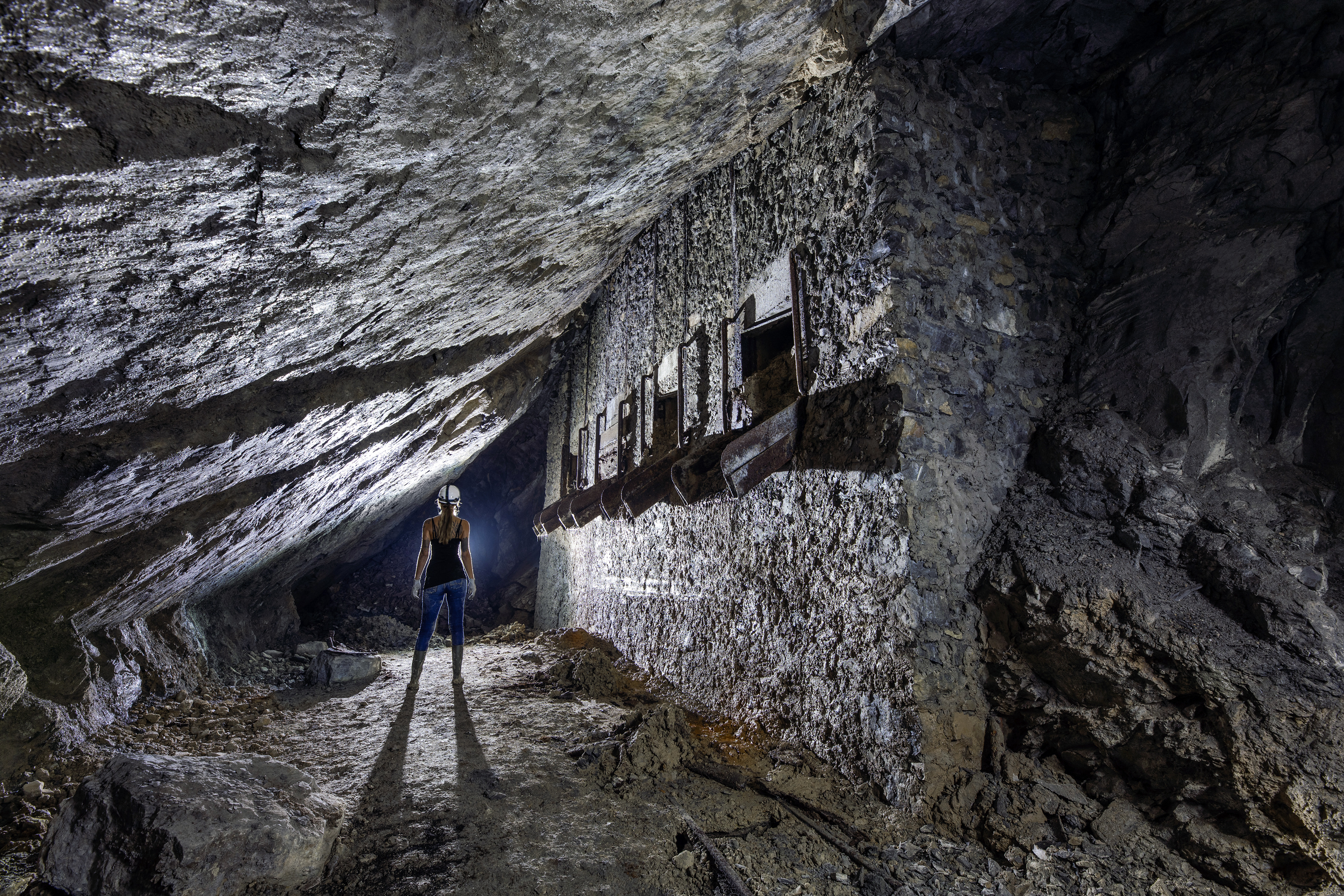 Les conduits que l'on aperçoit sortant du mur sont des trémies qui permettent de déverser depuis le niveau supérieur, le minerai dans la galerie principale.