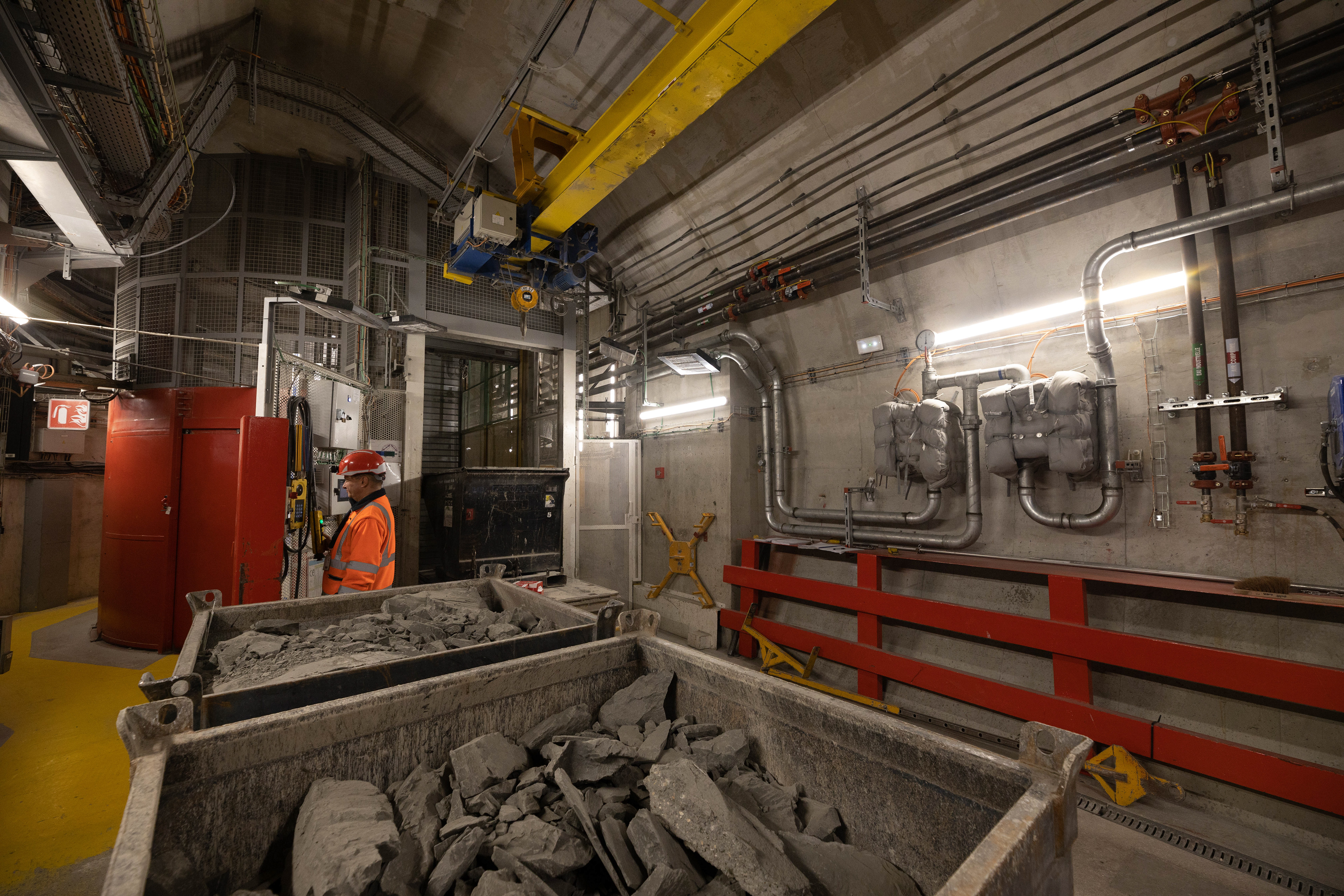La roche excavée est remontée en surface par l'un des puits.