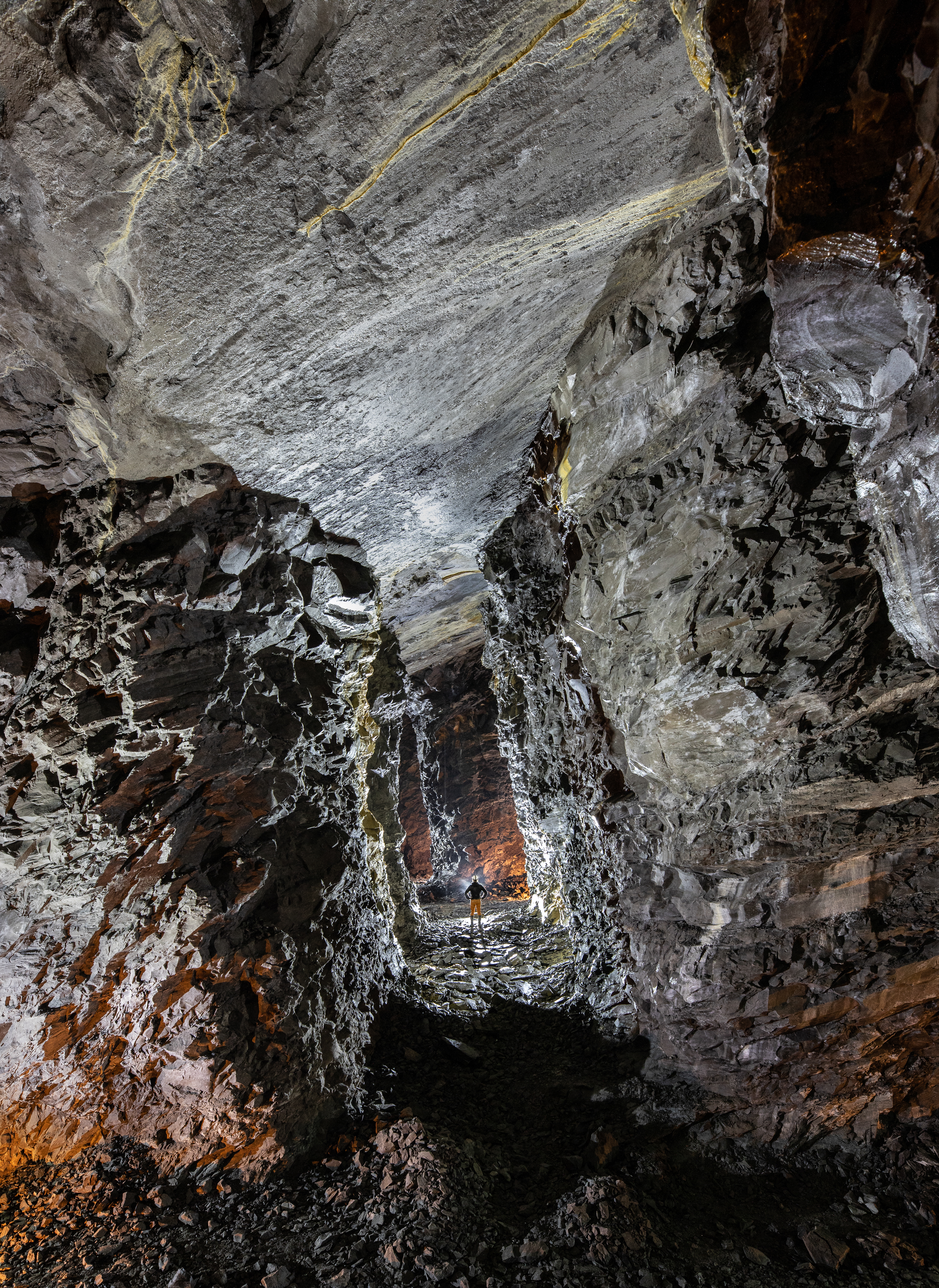 Impressionnante hauteur dans une carrière de pierre à ciment