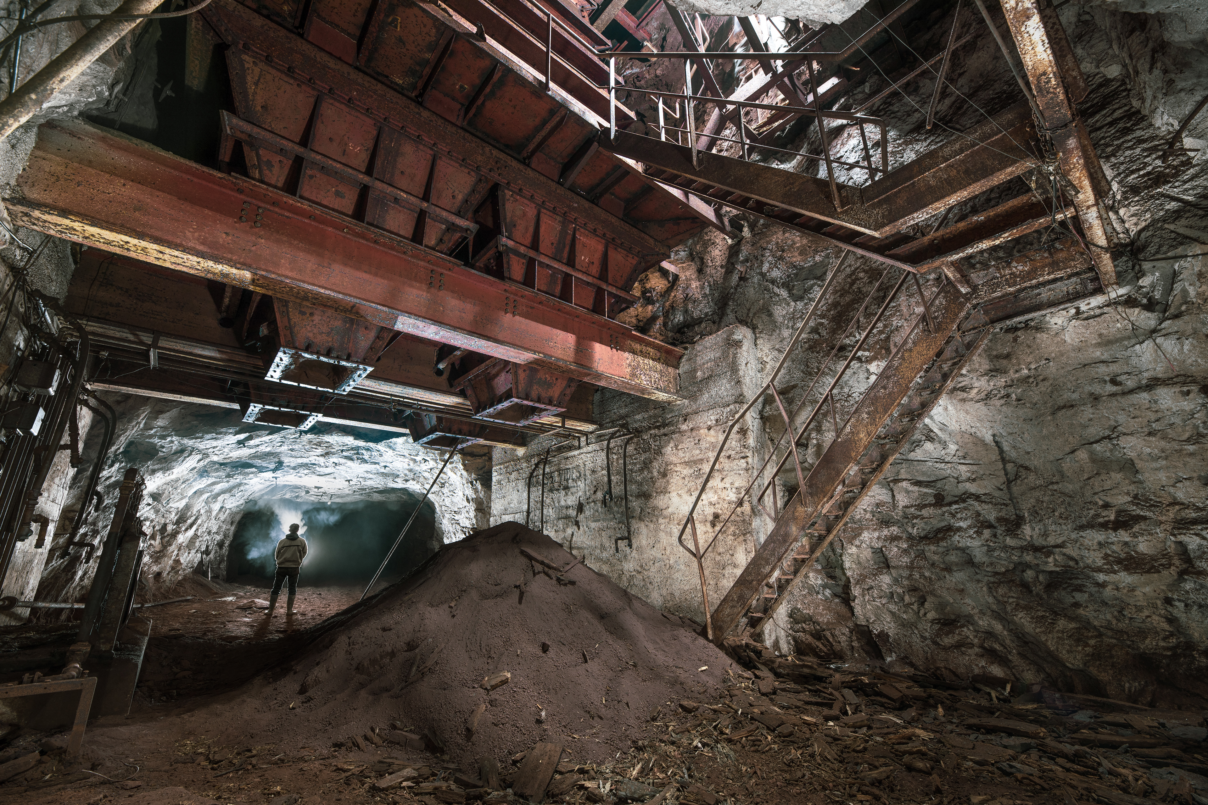Gigantesque trémie dans une ancienne mine de fer. Elle permet d'acheminer le minerai des étages supérieurs vers la galerie principale de la mine.