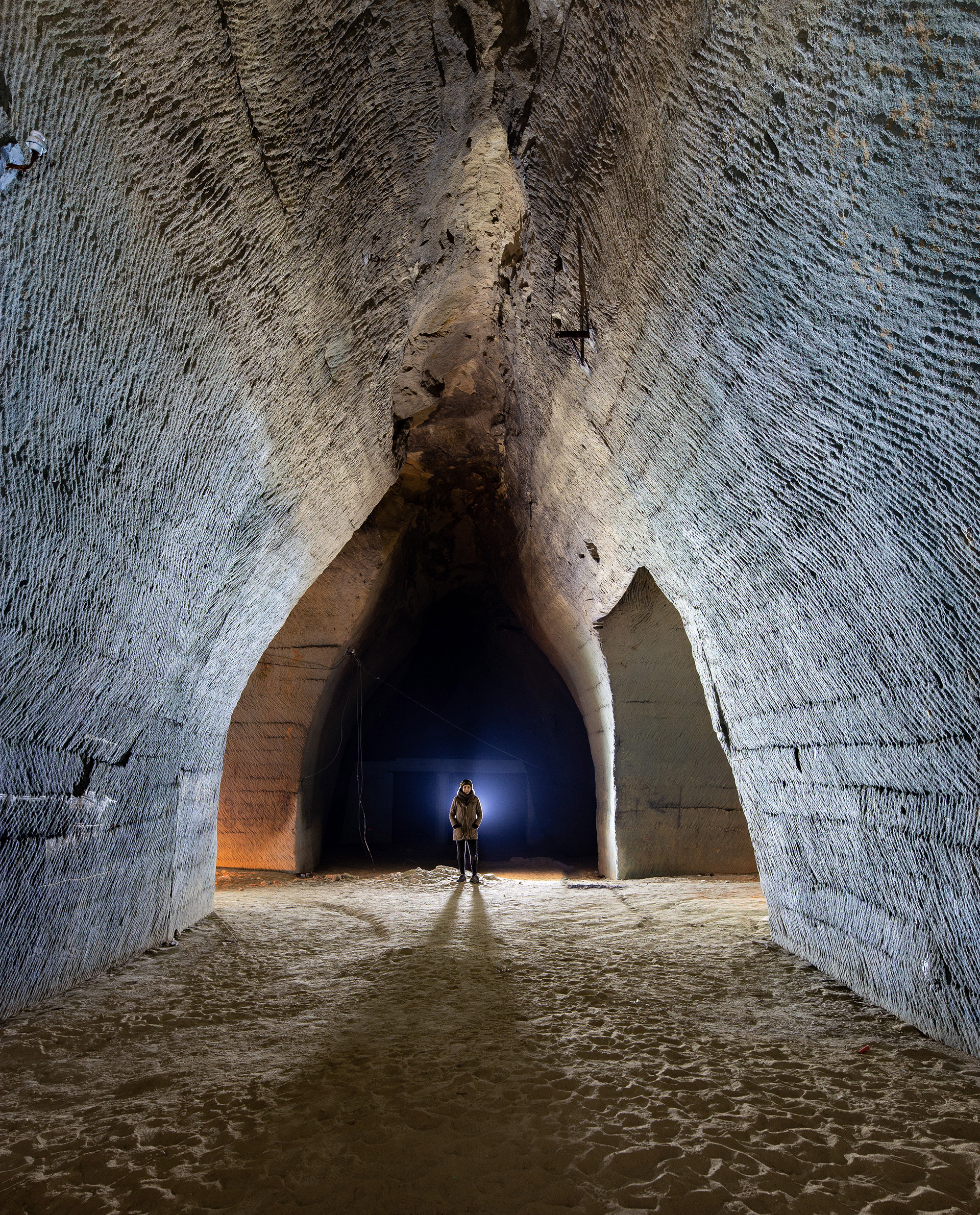 Carrière de molasse dont les murs ont été aspergées d'antifongique
