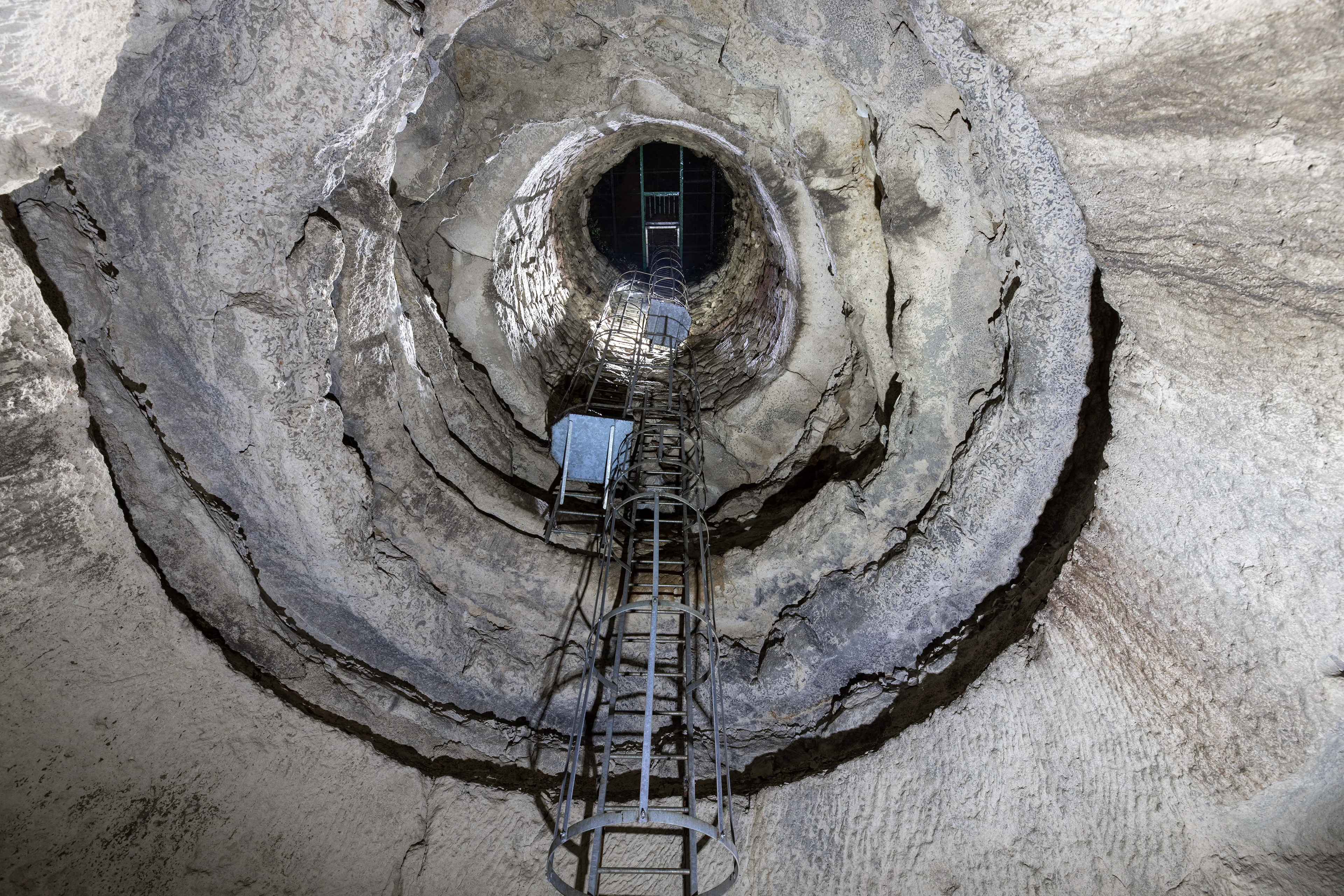 gigantesque puits d'inspection de la carrière