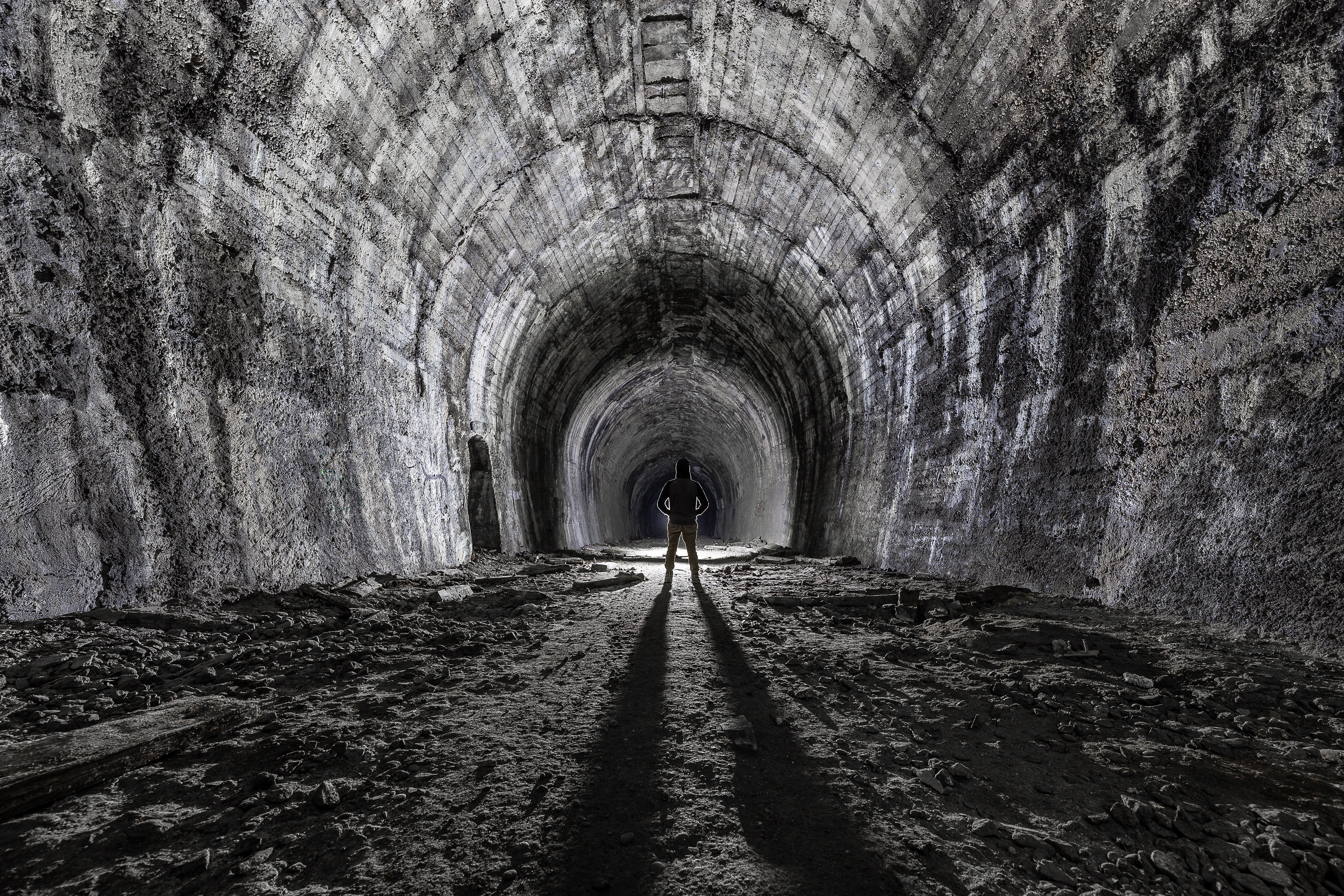 Funiculaire abandonné permettant anciennement d'acheminer les cercueils dans le cimetière en haut de la colline