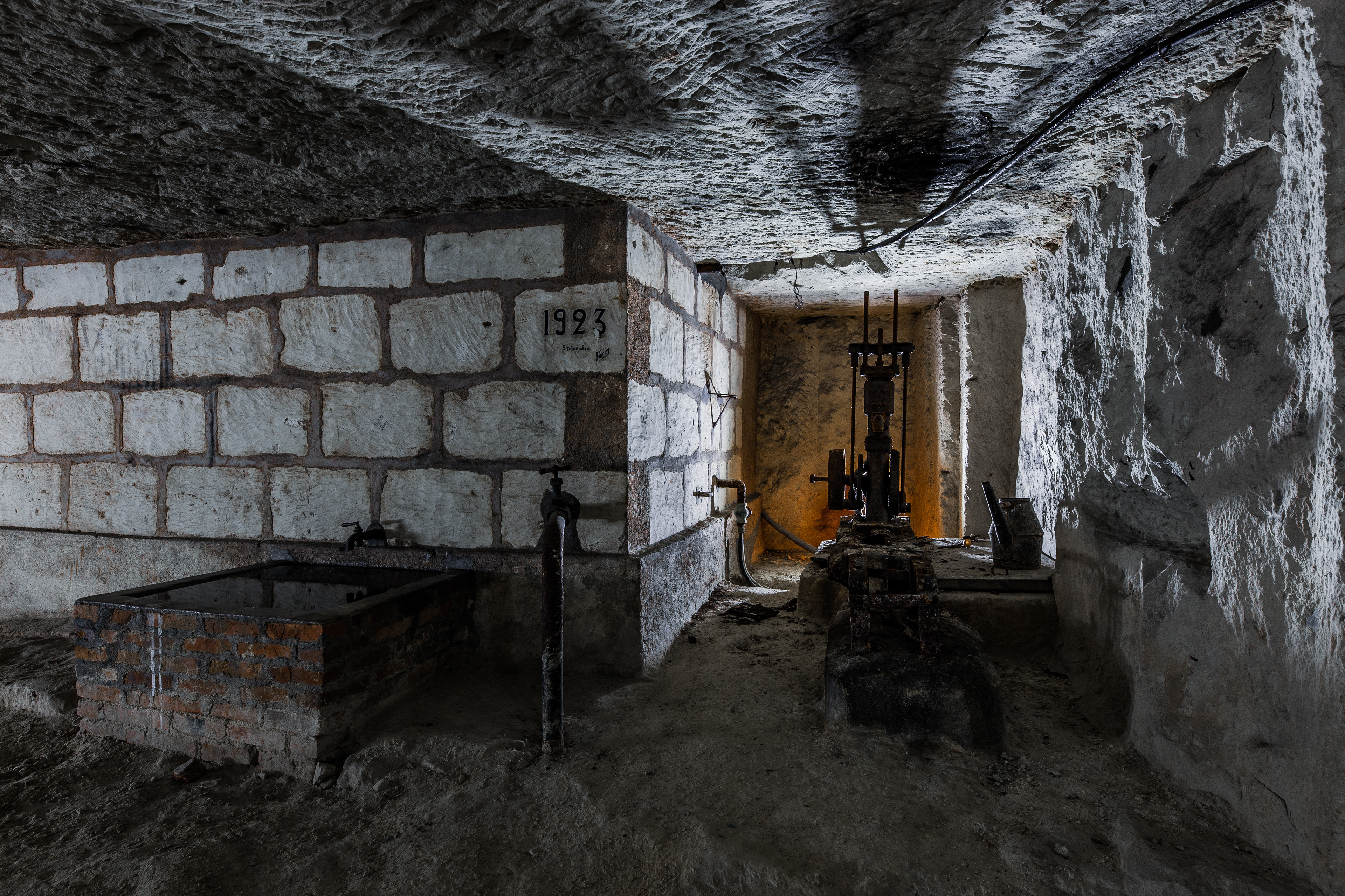 Pompe à eau à côté d'un mur érigé le 5 décembre 1923