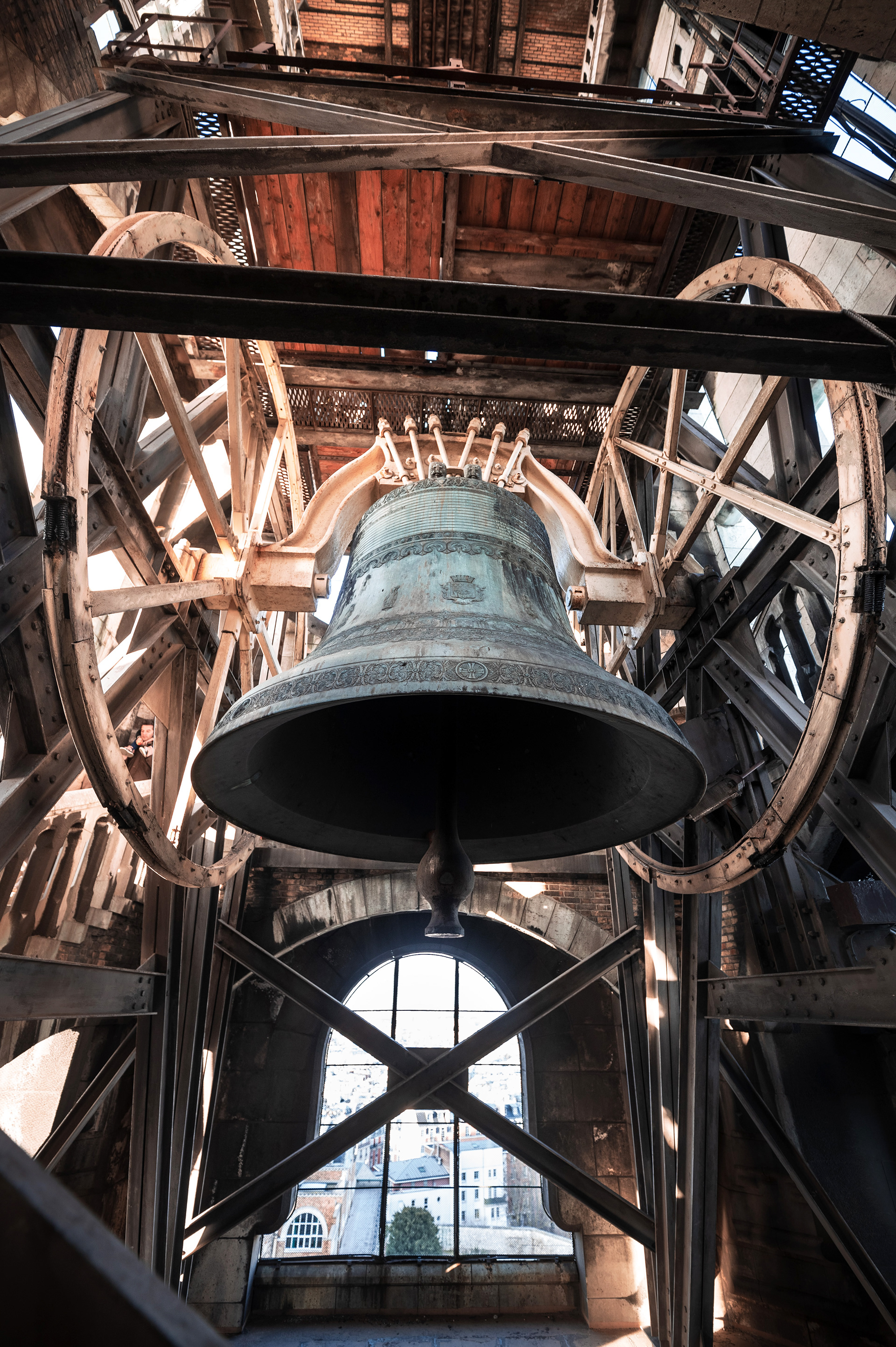 Plus grande cloche de France et sûrement du monde. Elle est constituée de 18 tonnes de fonte. Située dans le campanile du Sacré-Coeur, elle n'est visible qu'à de très rare occasions. Il vaut mieux ne pas être à côté lorsqu'elle sonne.