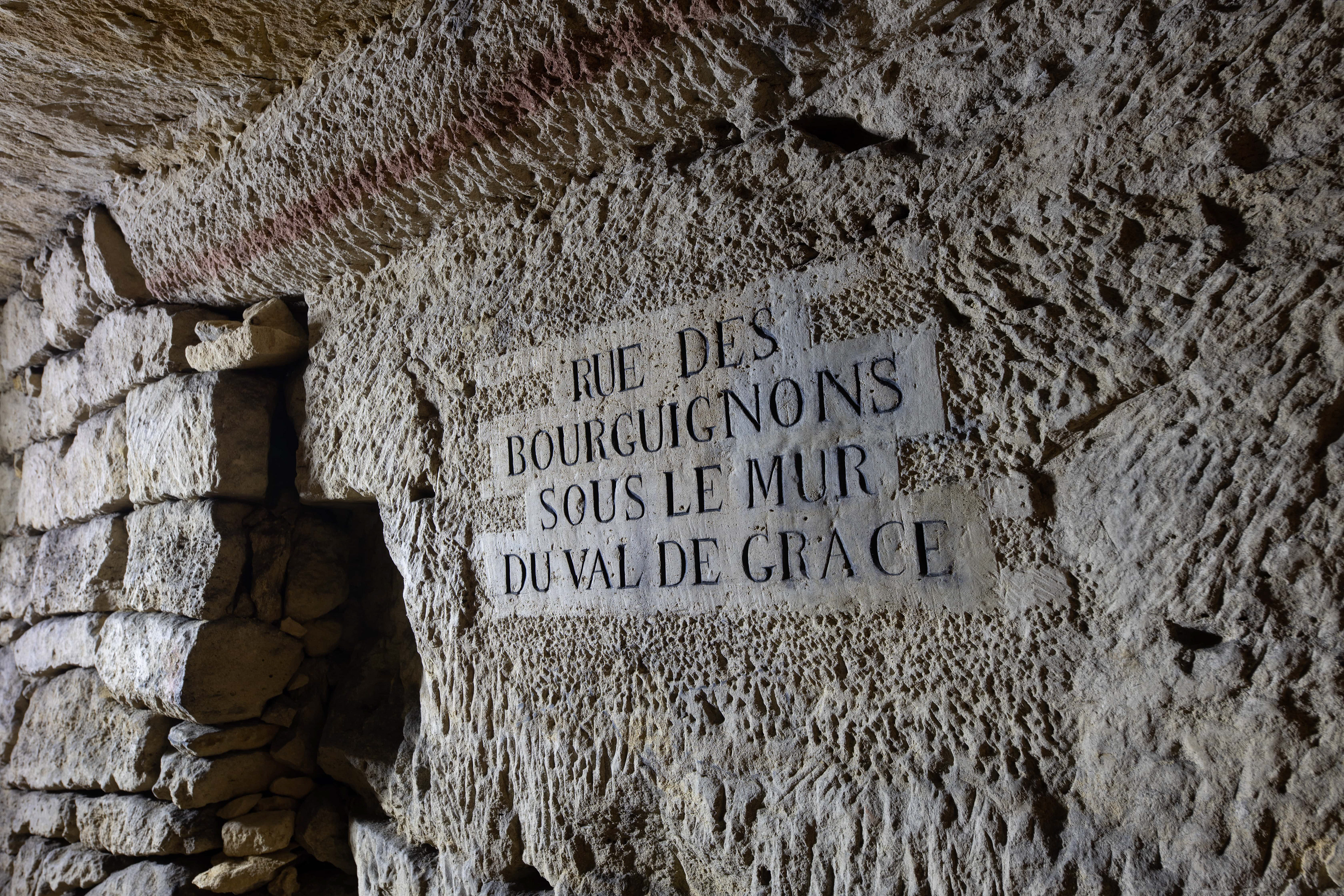 Inscription située sous l'ancien emplacement de l'abbaye des capucins.