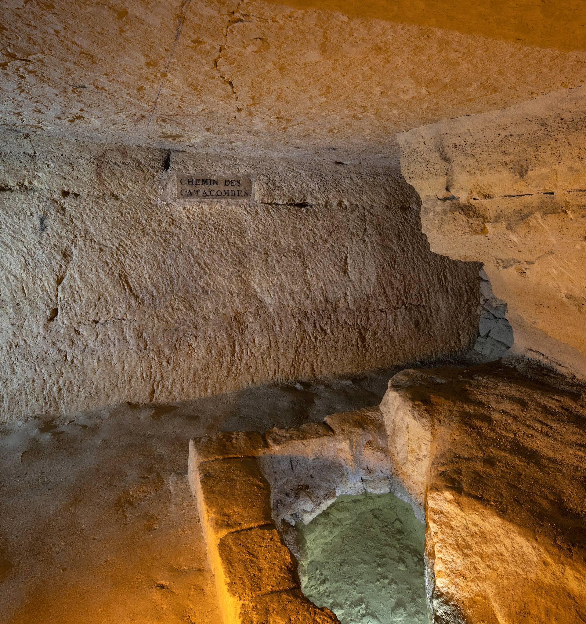 bassin à eau dans le chemin des catacombes