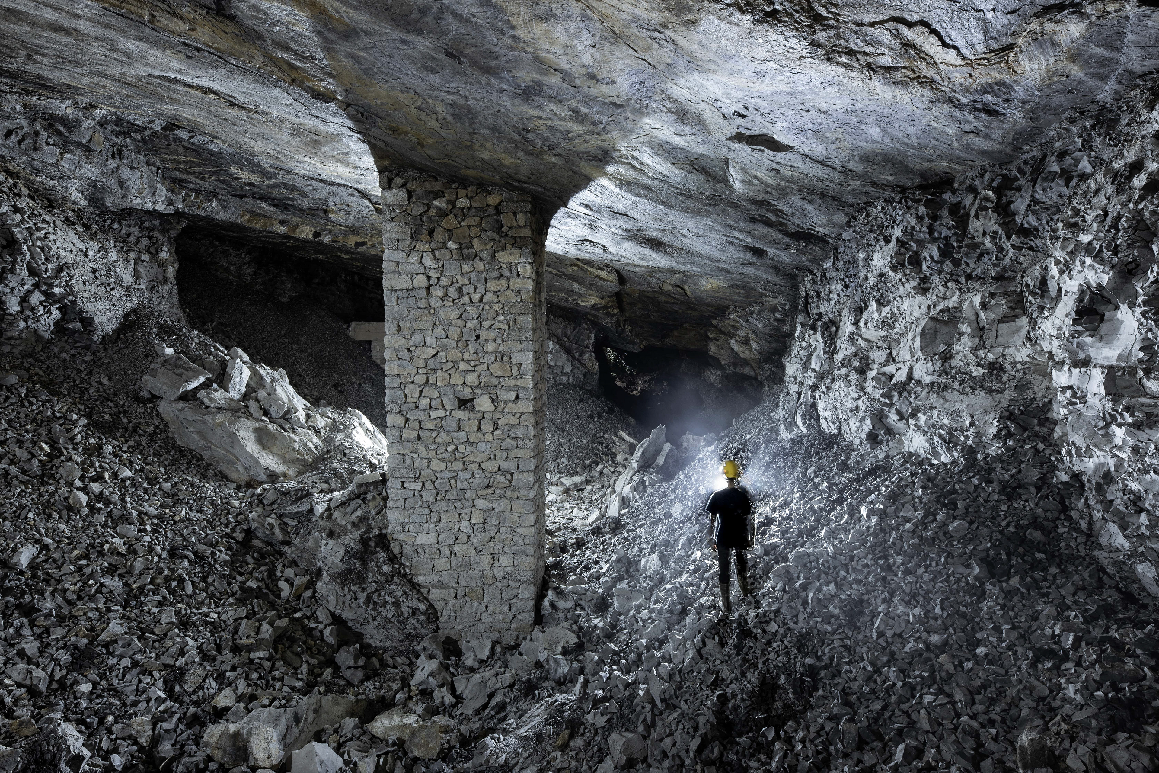 Gigantesque pilier en pierre à ciment