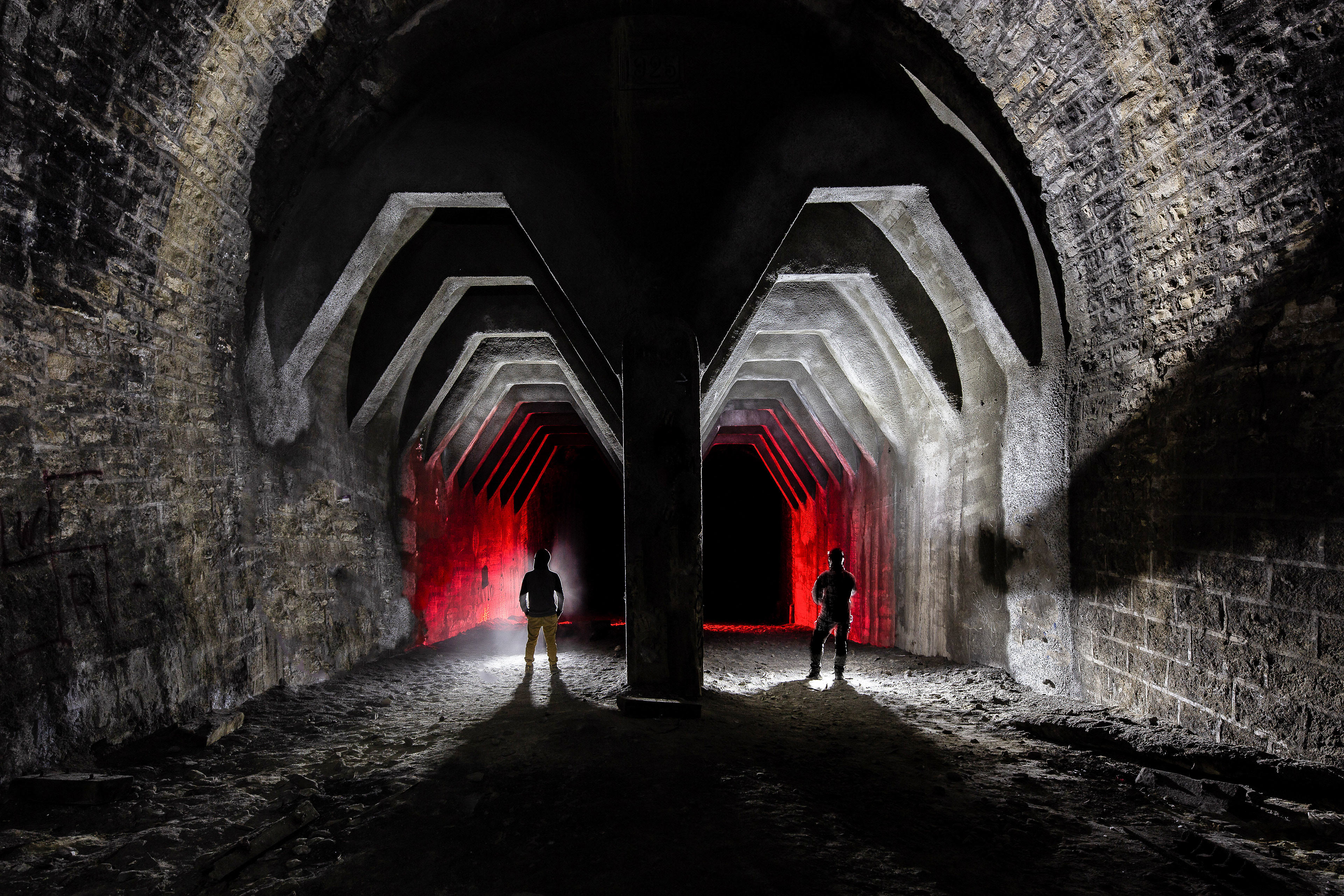 Séparation des voies d'un funiculaire abandonné qui permettait autrefois de remonter des cercueils dans le cimetière en haut de la montagne.