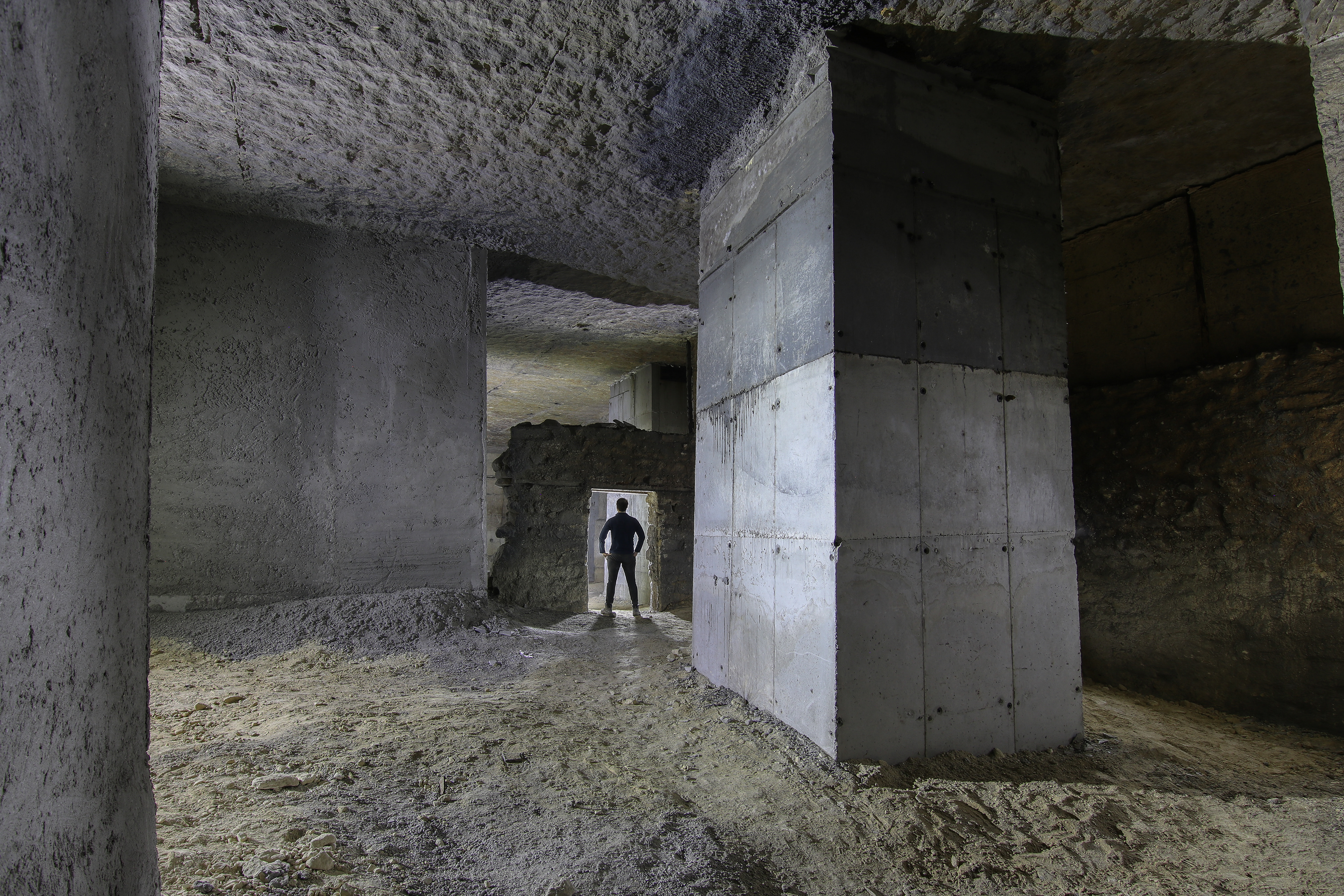 Piliers de béton remplaçant un ancien pilier de calcaire.