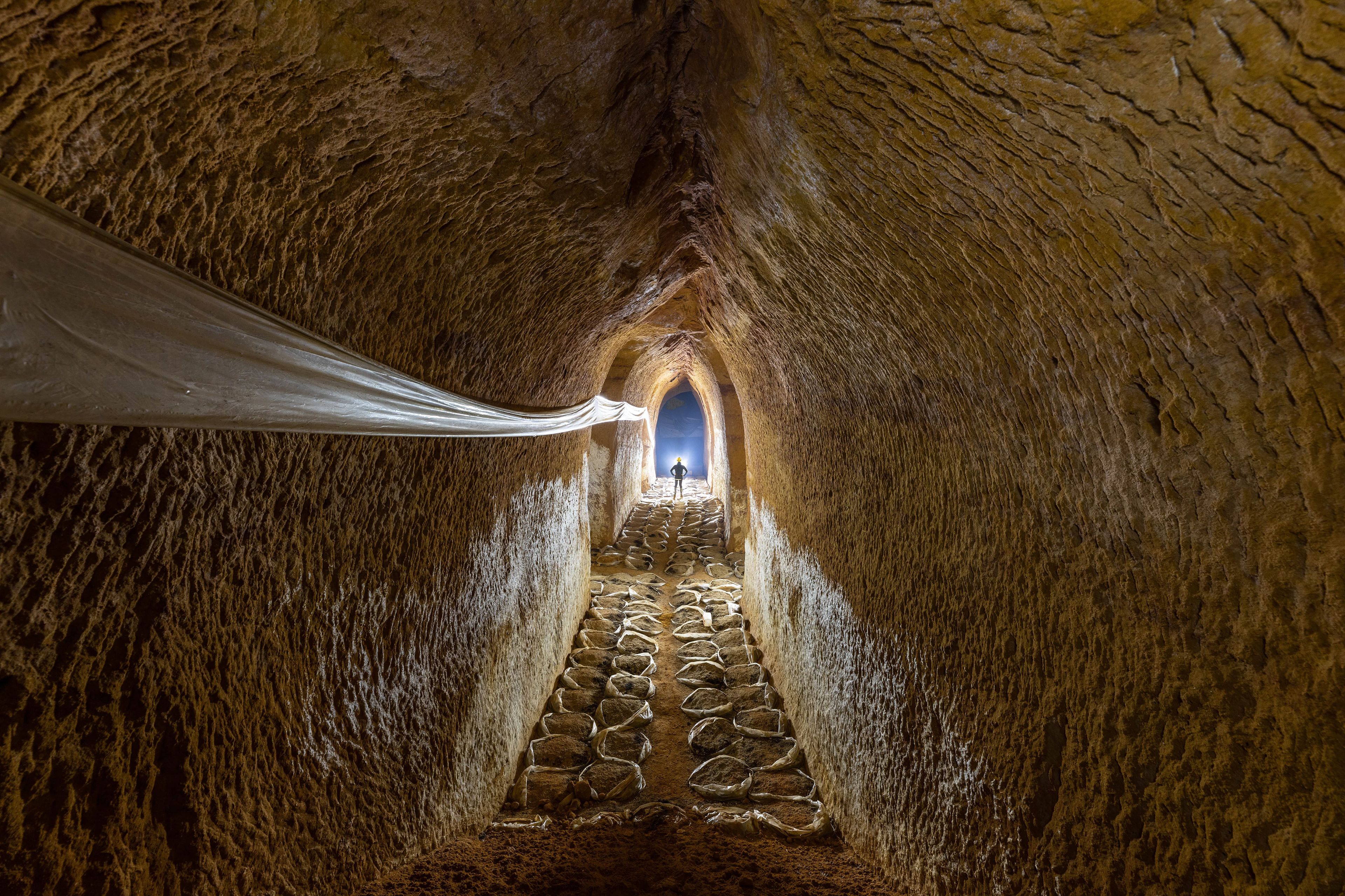 Haute galerie d'une carrière souterraine d'ocre