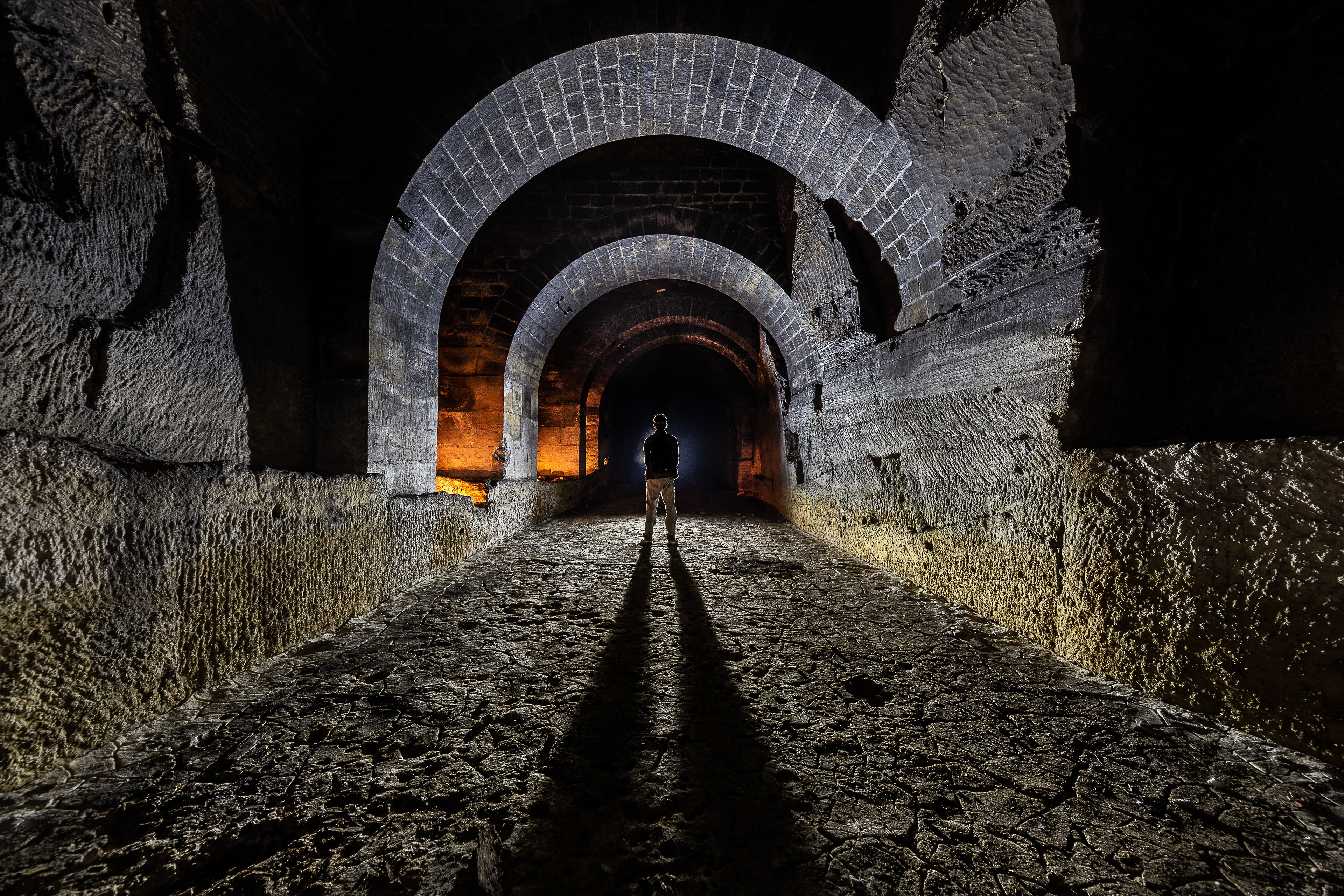 Ancien tunnel ferroviaire dans une carrière de calcaire