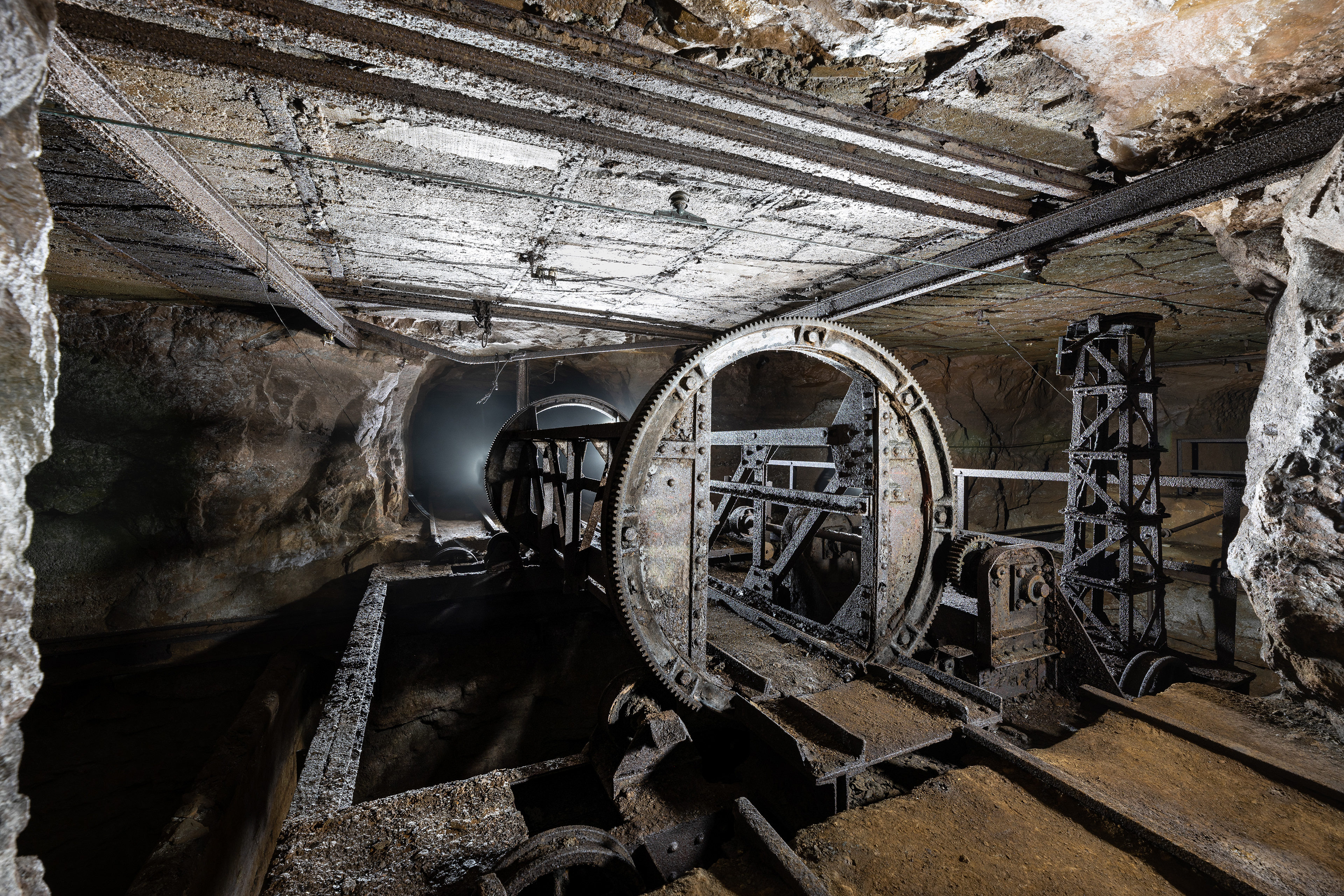 Cet appareil se nomme "culbuteur", les wagons entrent dedans remplis de minerai de Fer et le culbuteur effectue une rotation afin de déverser le minerai dans le réceptacle en dessous.