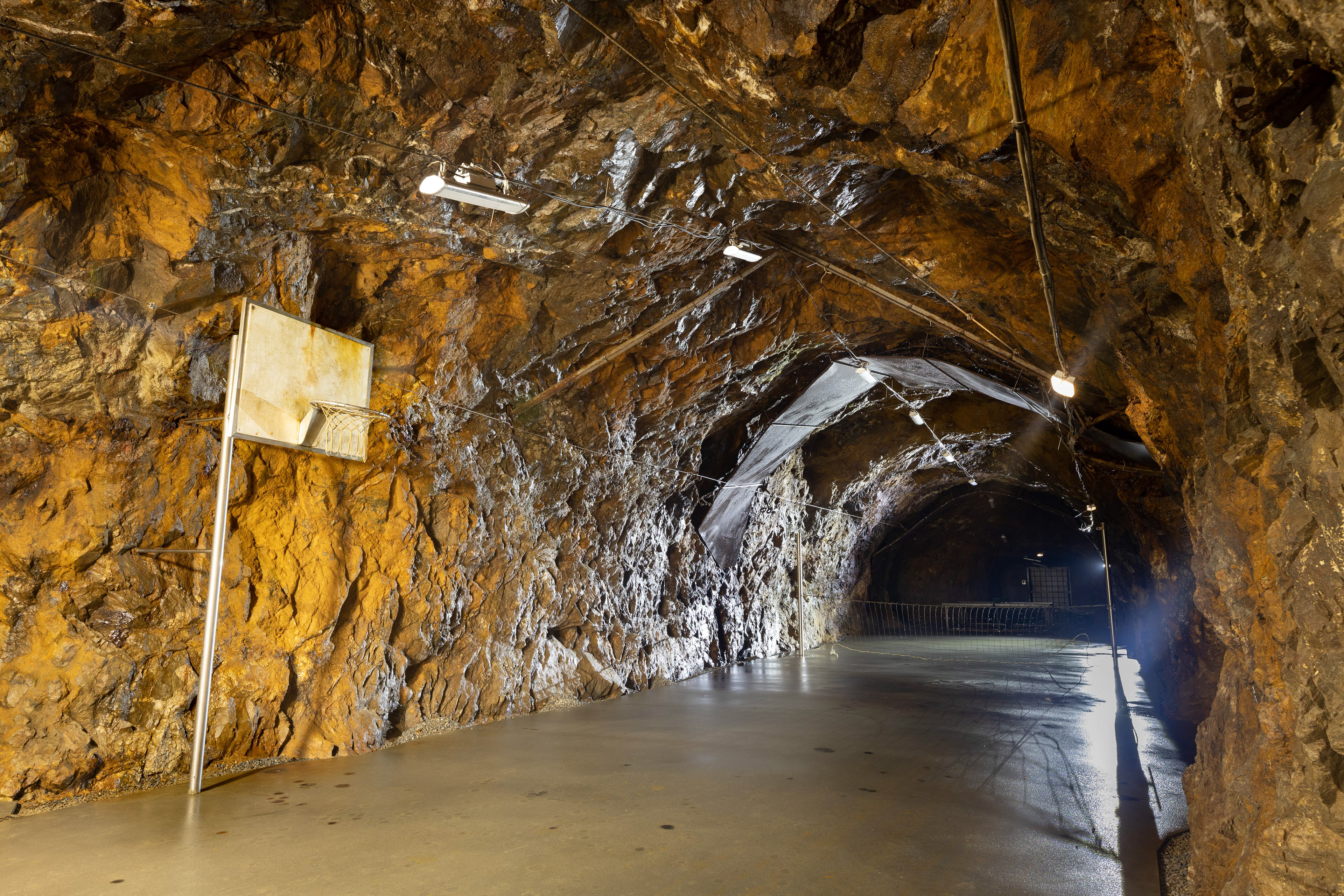 Salle de sport souterraine dans une mine de fer
