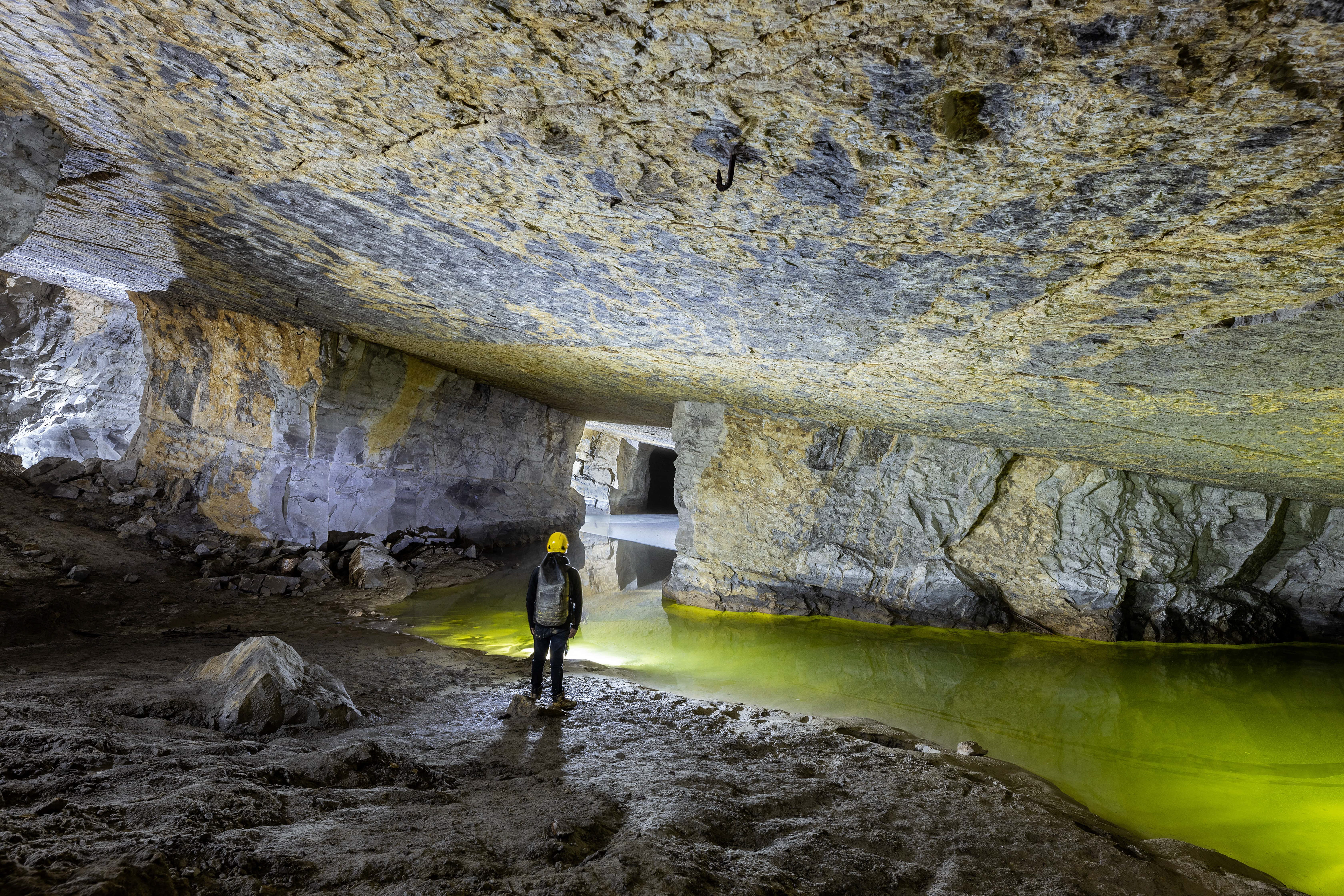 Le ciel de cette carrière de ciment est fortement incliné. A l'époque, il était possible de descendre encore plus bas car l'eau était pompée.