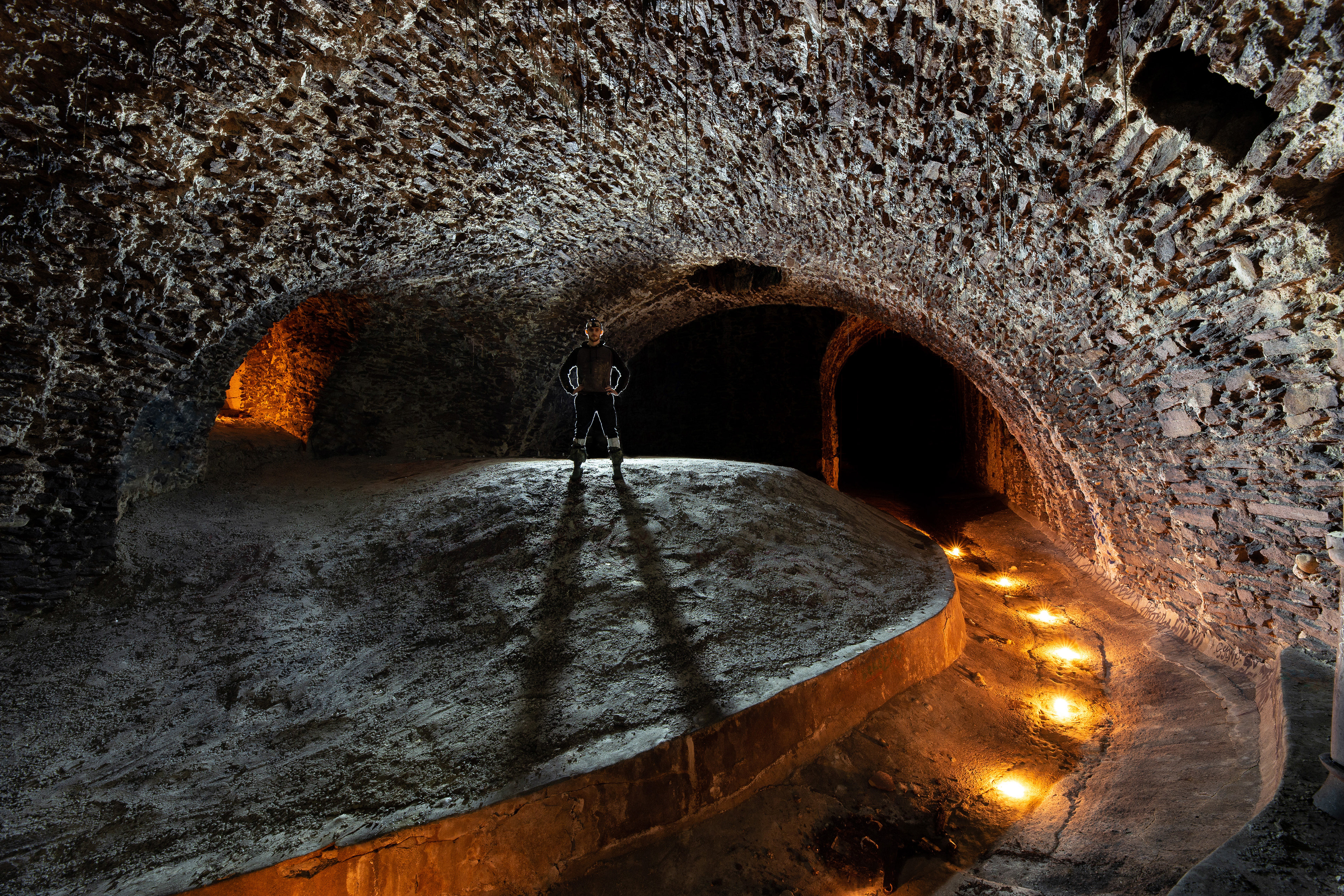 Ancienne salle de stockage d'un fort liée à une galerie de drainage de l'eau puis convertie en égouts.