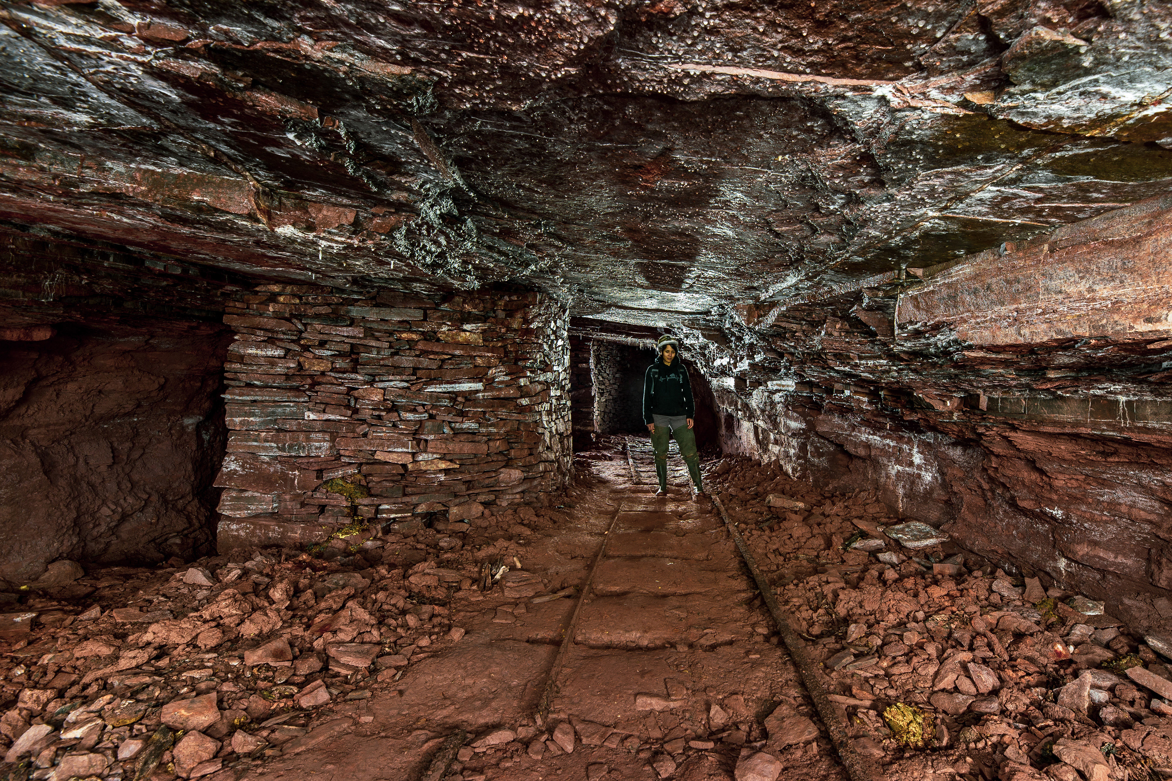 Pilier constitué de minerai de fer extrait directement dans la mine