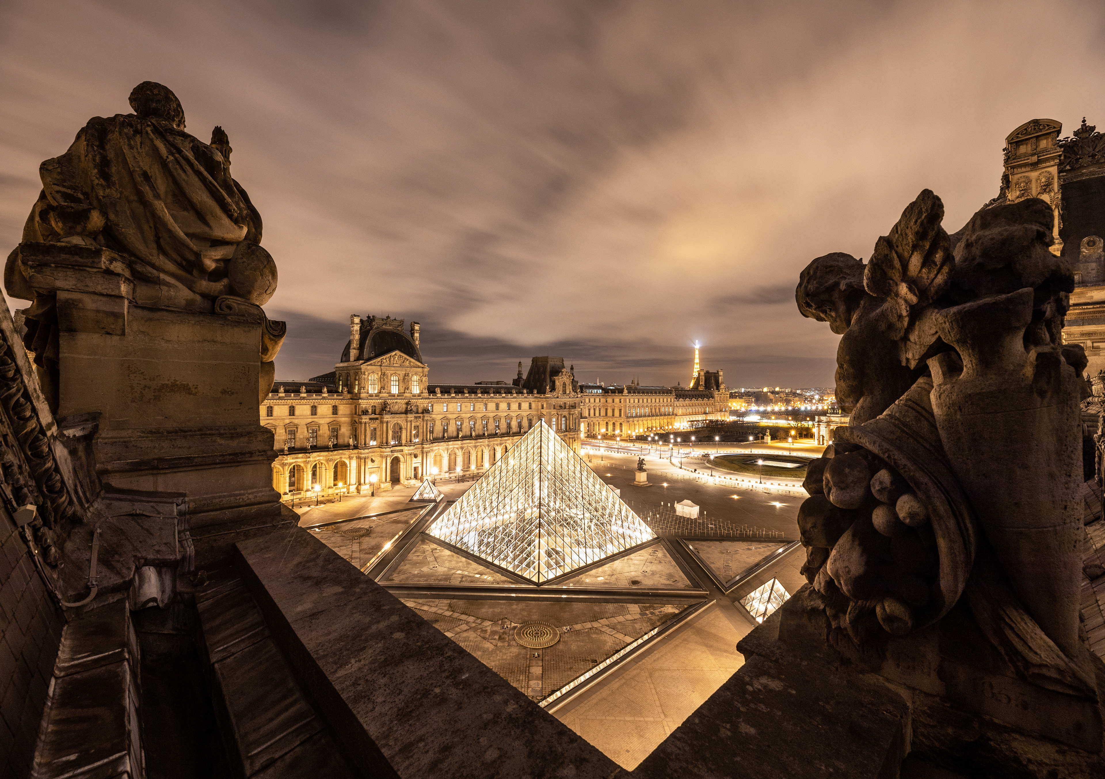 La pyramide du Louvre de nuit