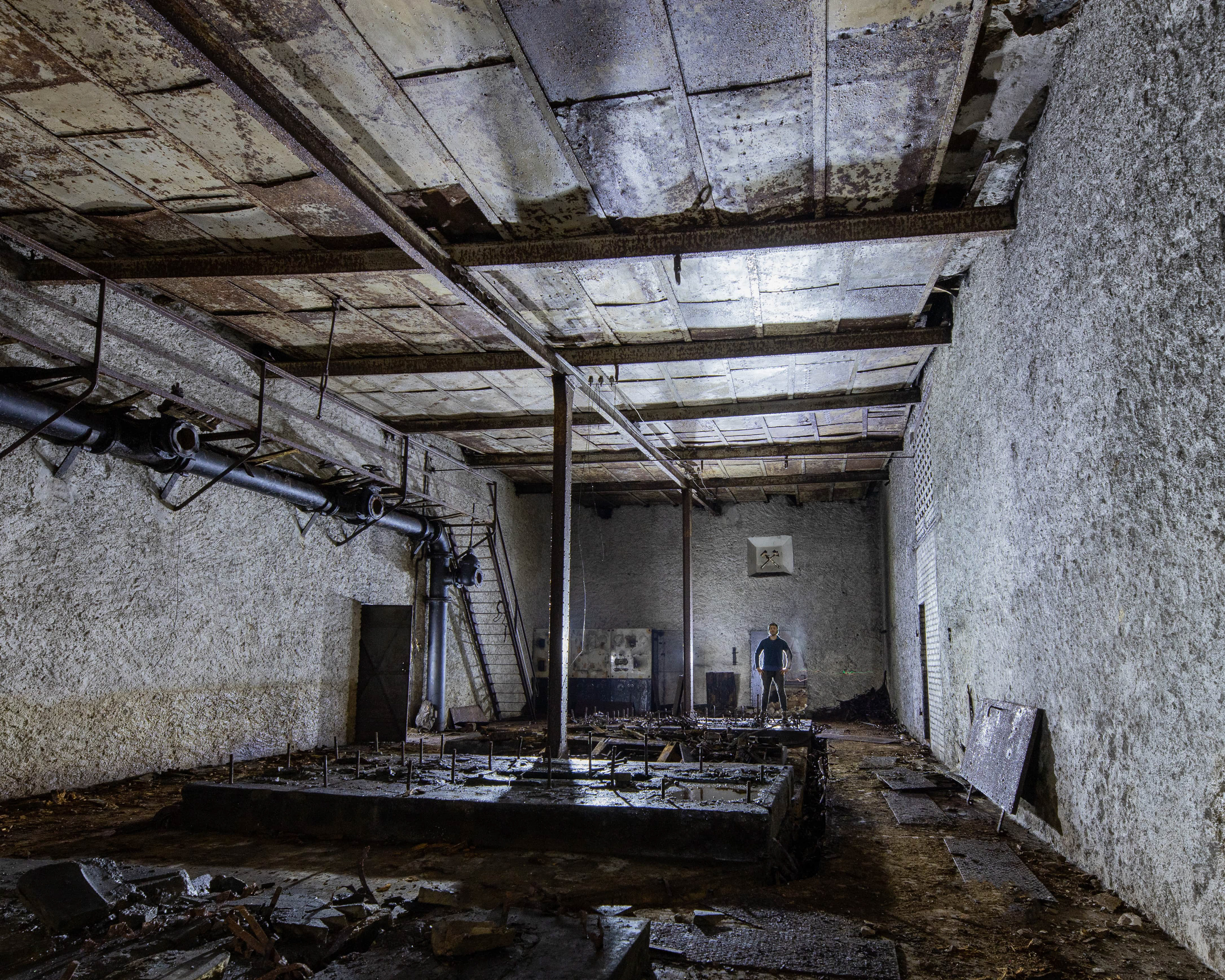 Vestige de centrale électrique souterraine. Au dessus du personnage, on retrouve le signe des mines