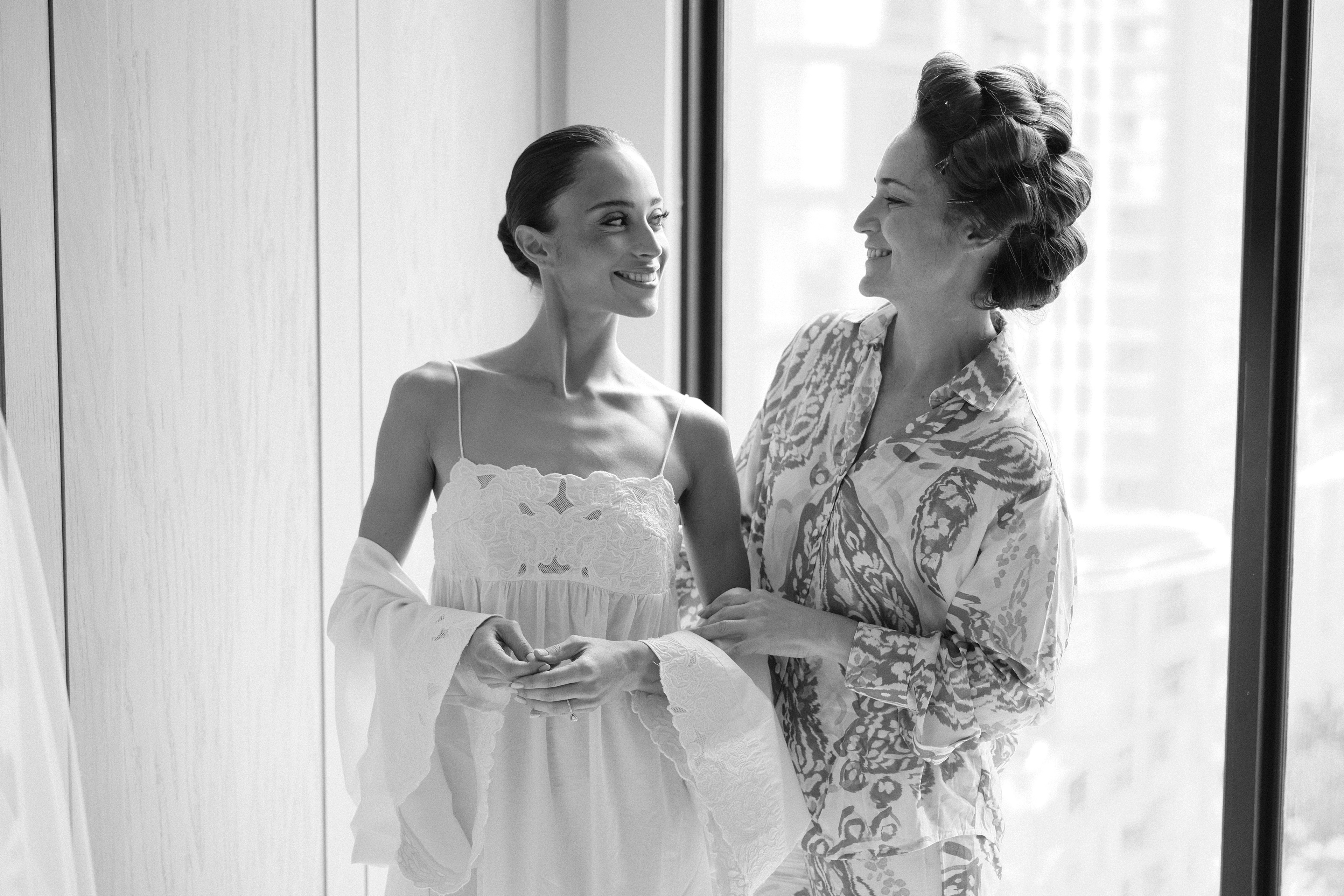 Bride sharing a quiet, joyful moment with her mother while getting ready in Monterrey — authentic, intimate wedding photography by Velora Weddings.