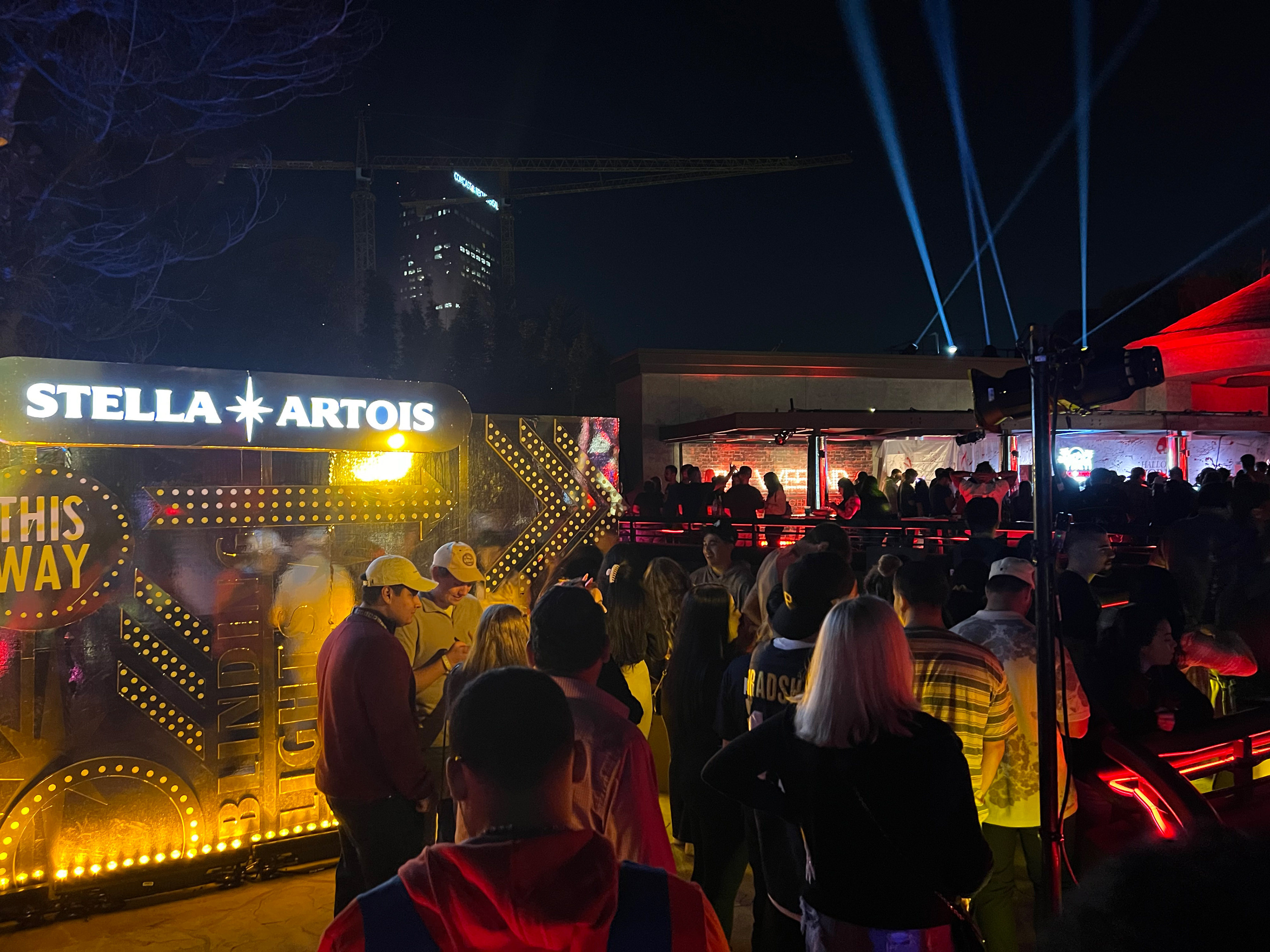 Mirrored wall - Illuminated