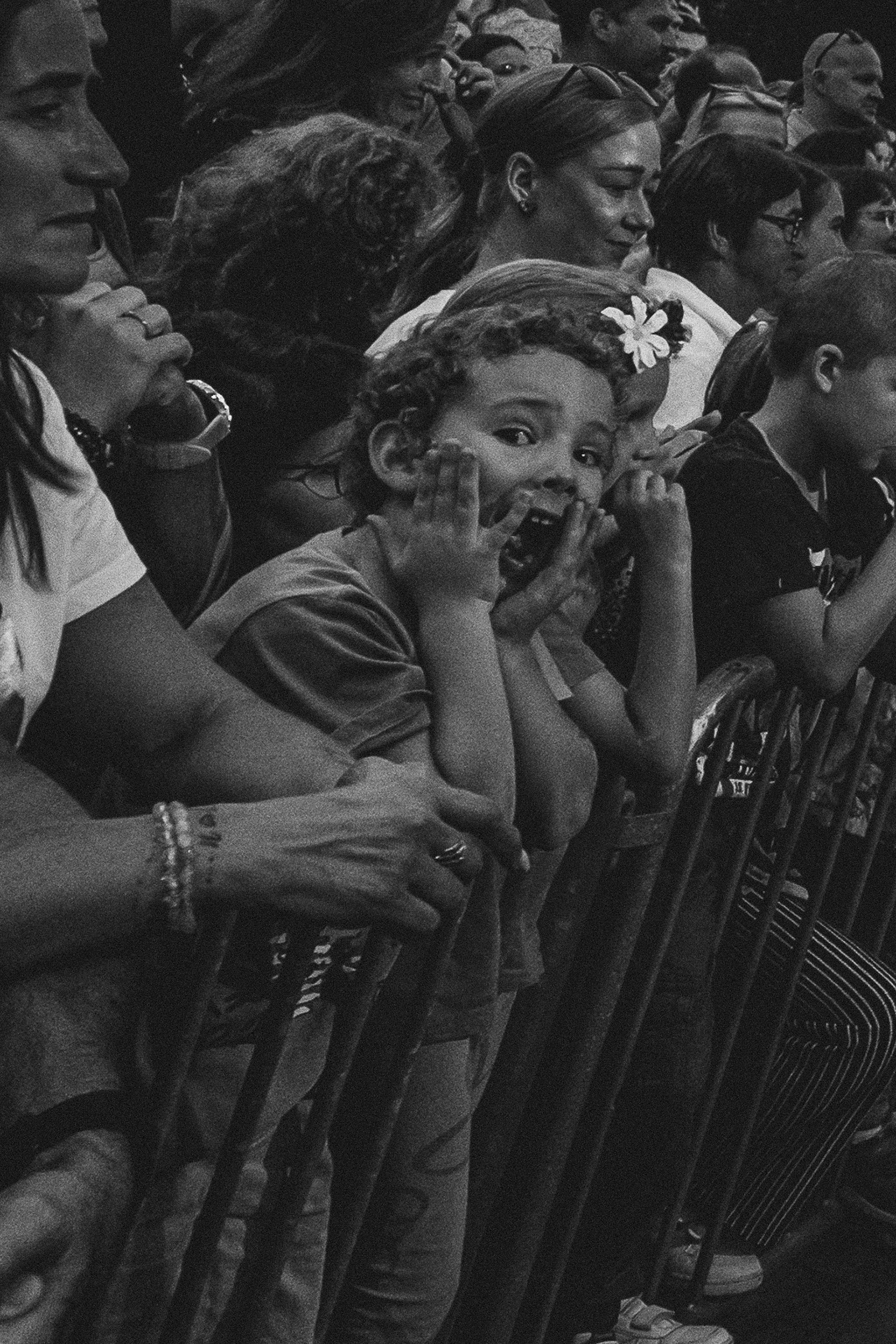 Emotional black and white documentary photo of a young fan in the crowd at Jana Kirschner concert / Emotívna čiernobiela reportážna fotografia diváka v dave počas koncertu Jany Kirschner.