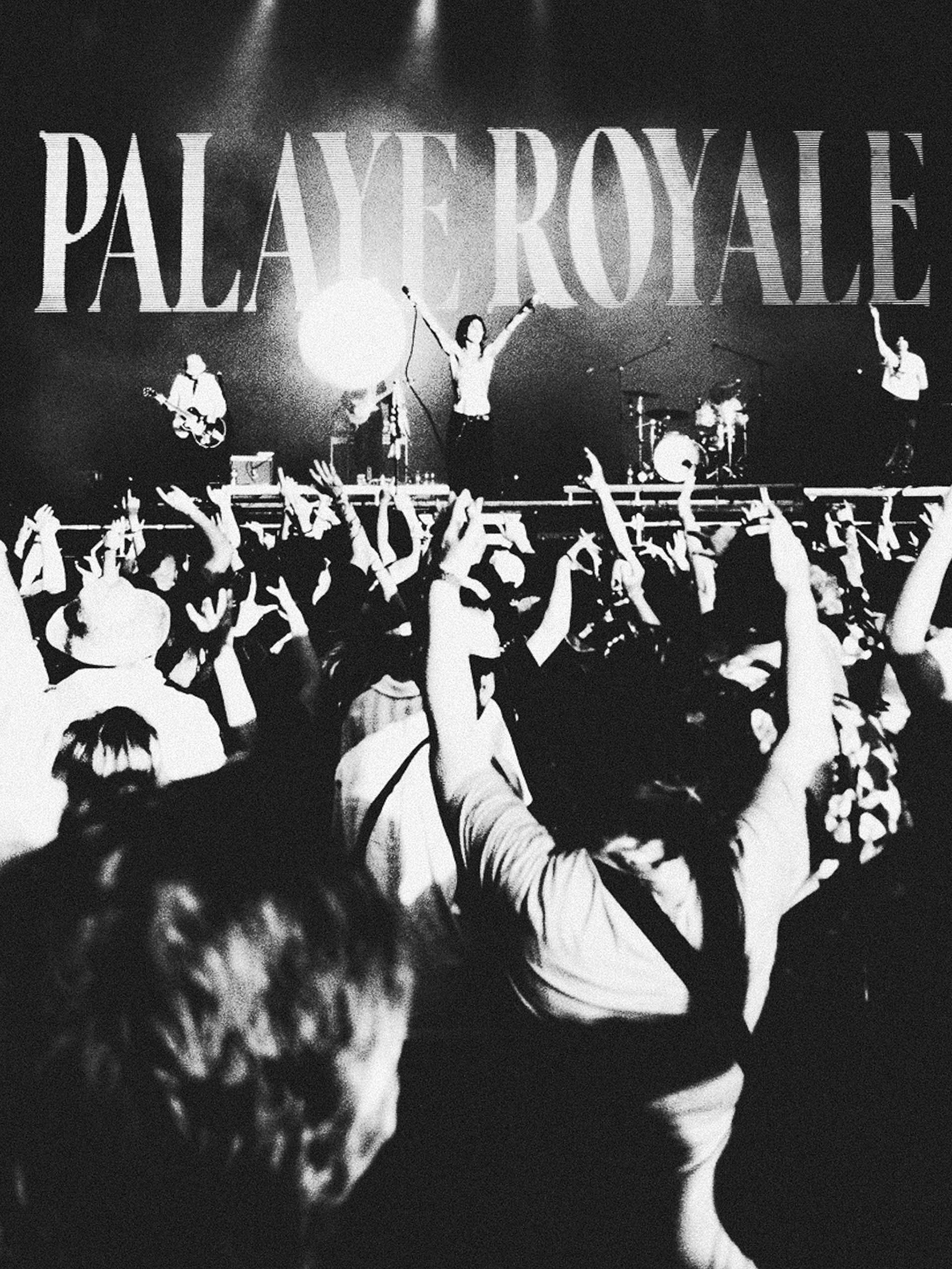 Živý koncertný report kapely Palaye Royale na festivale Grape 2025, čiernobiela analógová fotografia zachytávajúca dav a pódium.Live concert photography of Palaye Royale performing at Grape festival 2025, black and white grainy analog shot of the stage and cheering crowd.