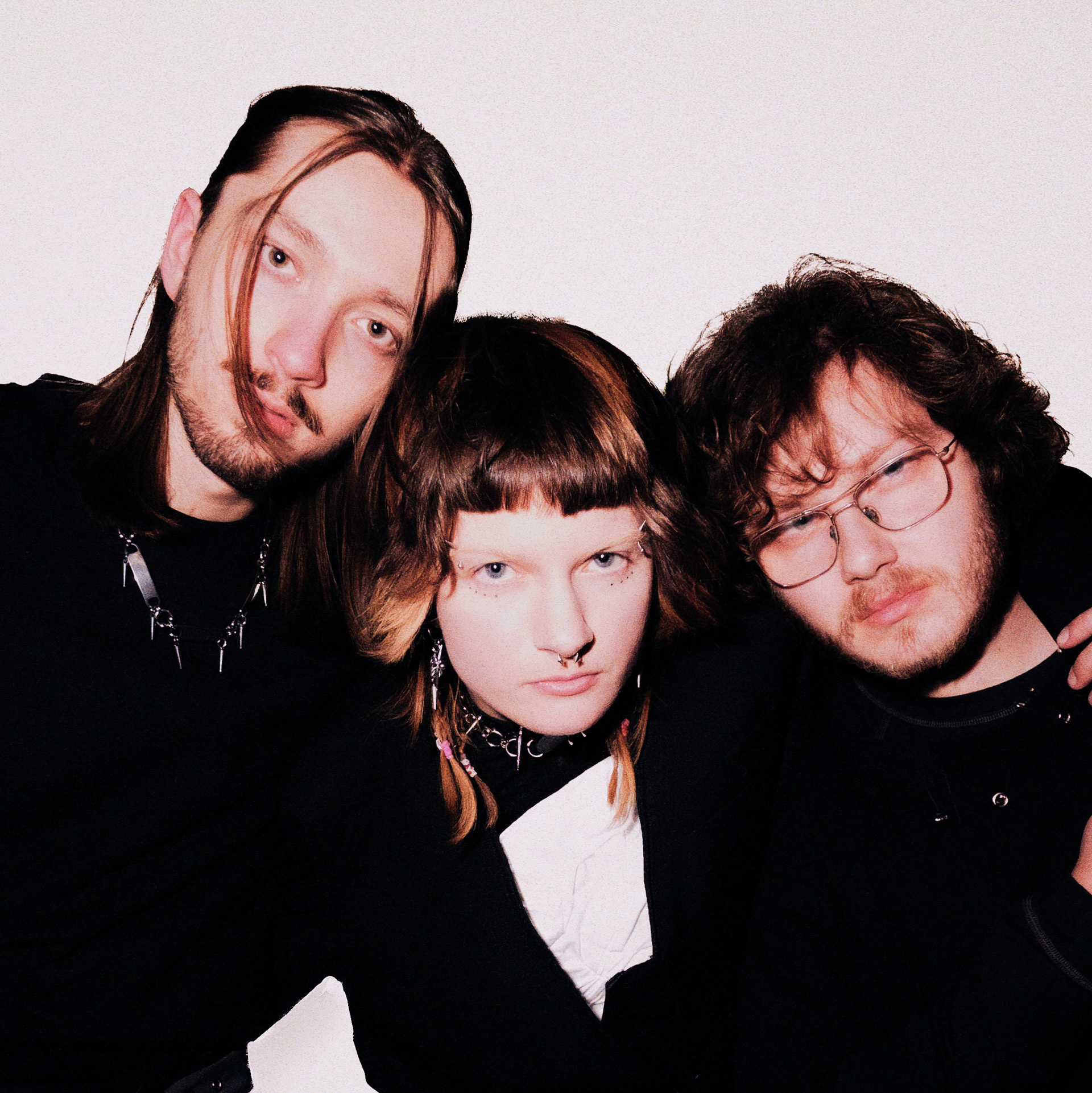 Promo fotka kapely Meowlau k albumu Kvety. Na fotke Laura Jašková, Kristián Foľvarský a Vladoš Paška. Promo photo from new album Kvety (Flowers) for band Meowlau.