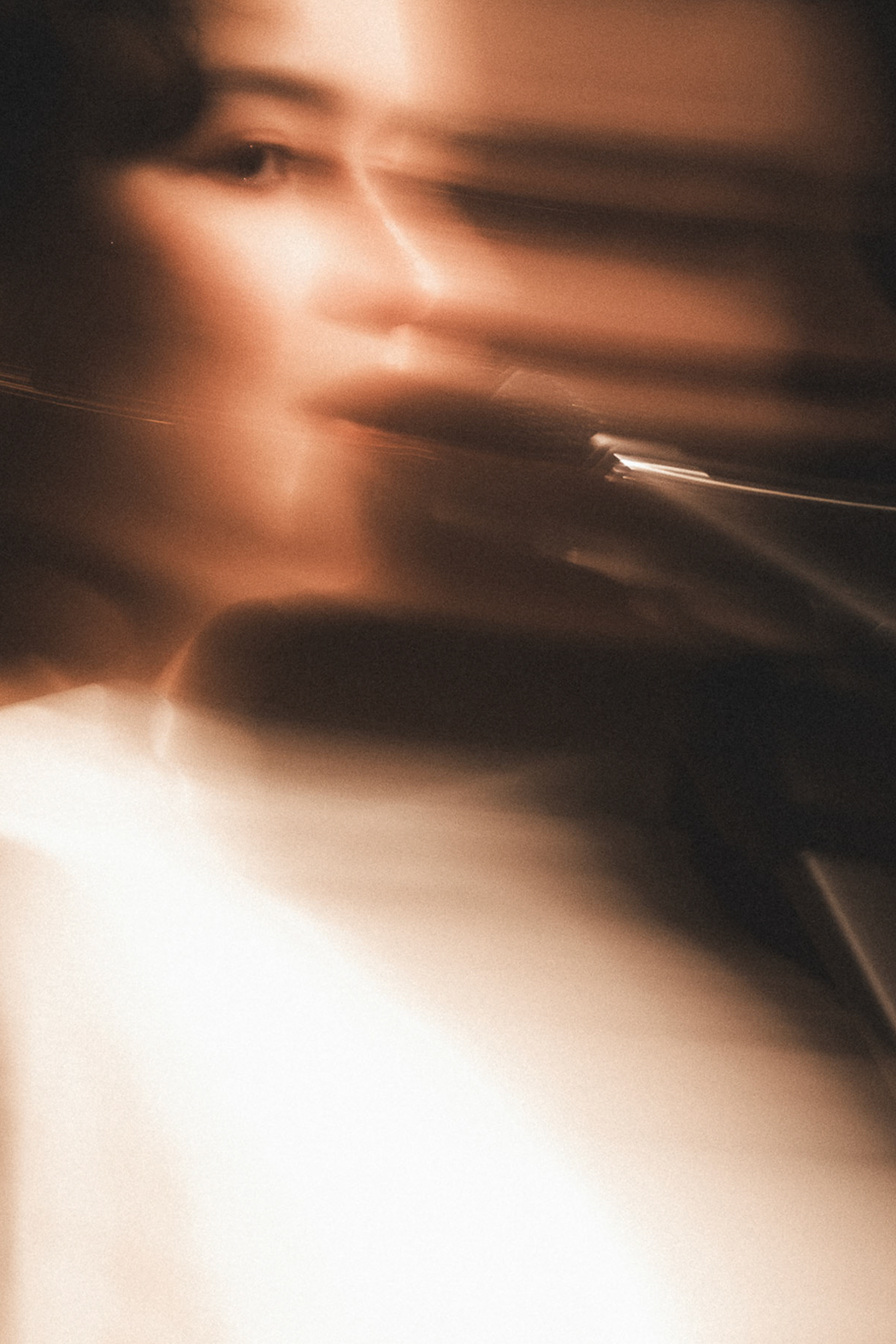 Motion blur analog portrait with warm light leaks and raw film texture, concert atmosphere, Timea / Rozmazaný pohybový portrét s teplým svetlom a surovou textúrou filmu, atmosférická fotka Timea.