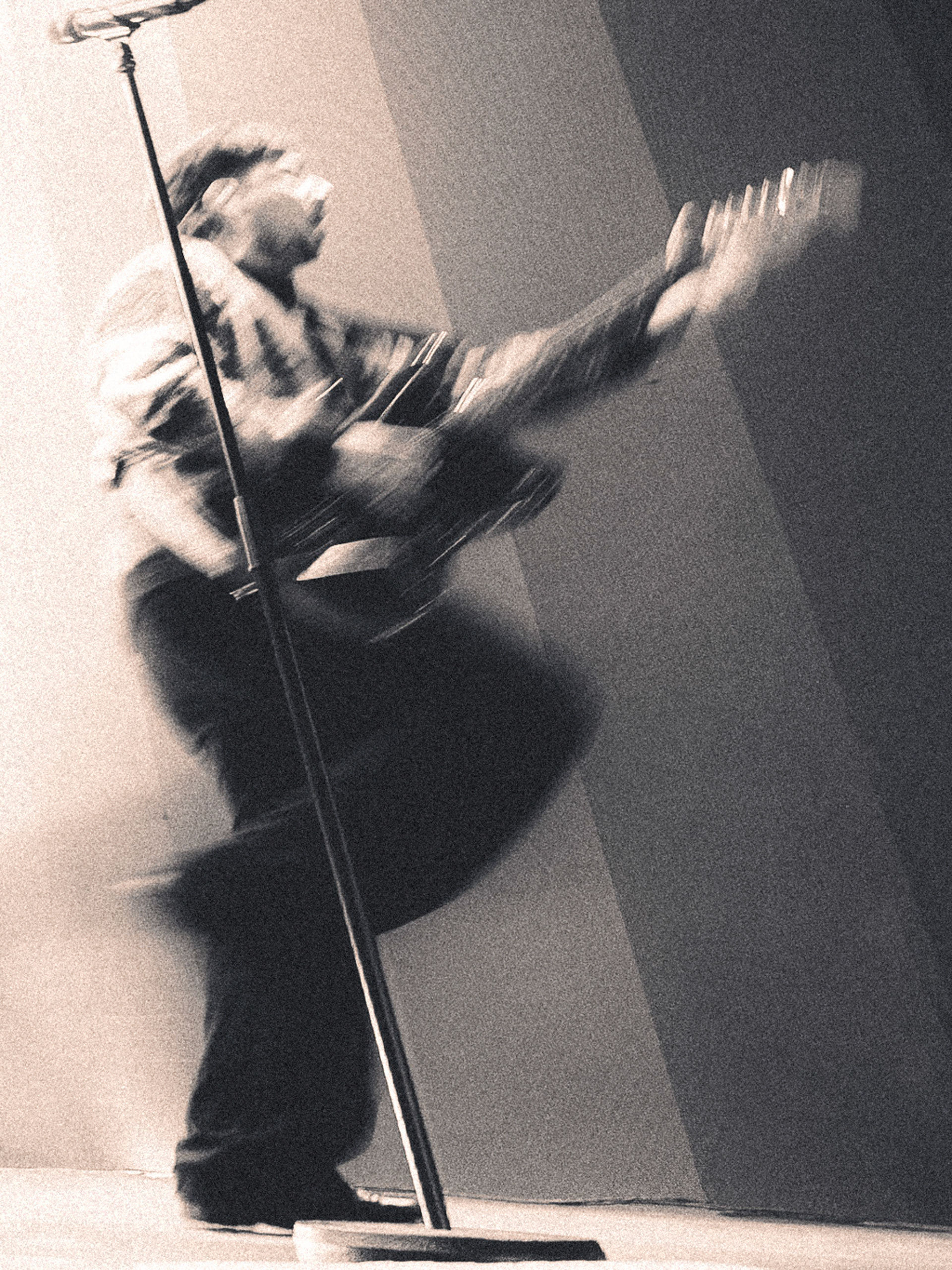 Dynamický koncertný záber s pohybovým rozostrením, zachytávajúci Juraja Podmanického z kapely Billy Barman na festivale Zimný Grape 2025.Dynamic live concert shot with motion blur featuring Juraj Podmanicky from the band Billy Barman performing at Zimny Grape festival 2025.