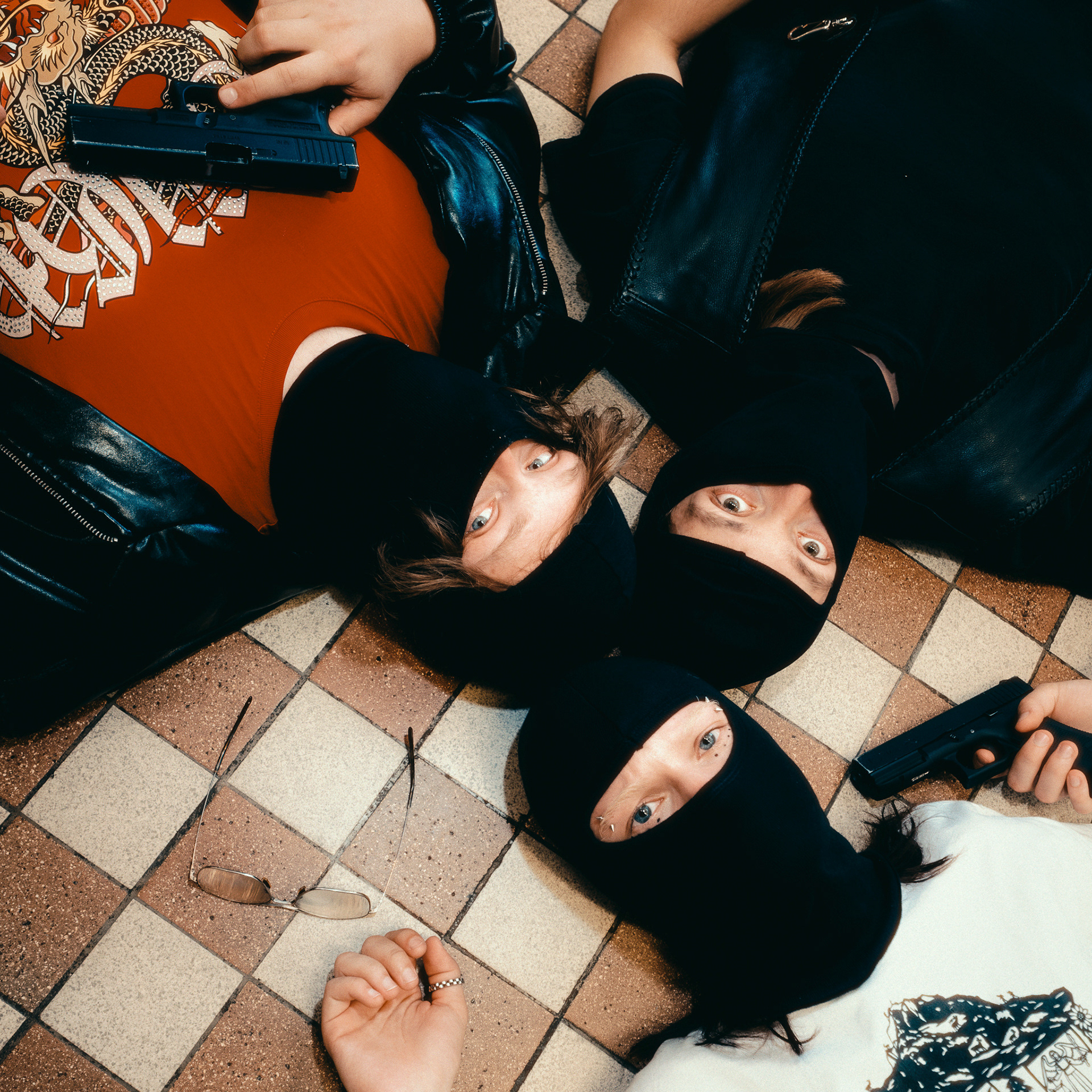 promo fotka kapely Meowlau ku skladbe Panika. Promo photo of band Meowlau for song Panika.
